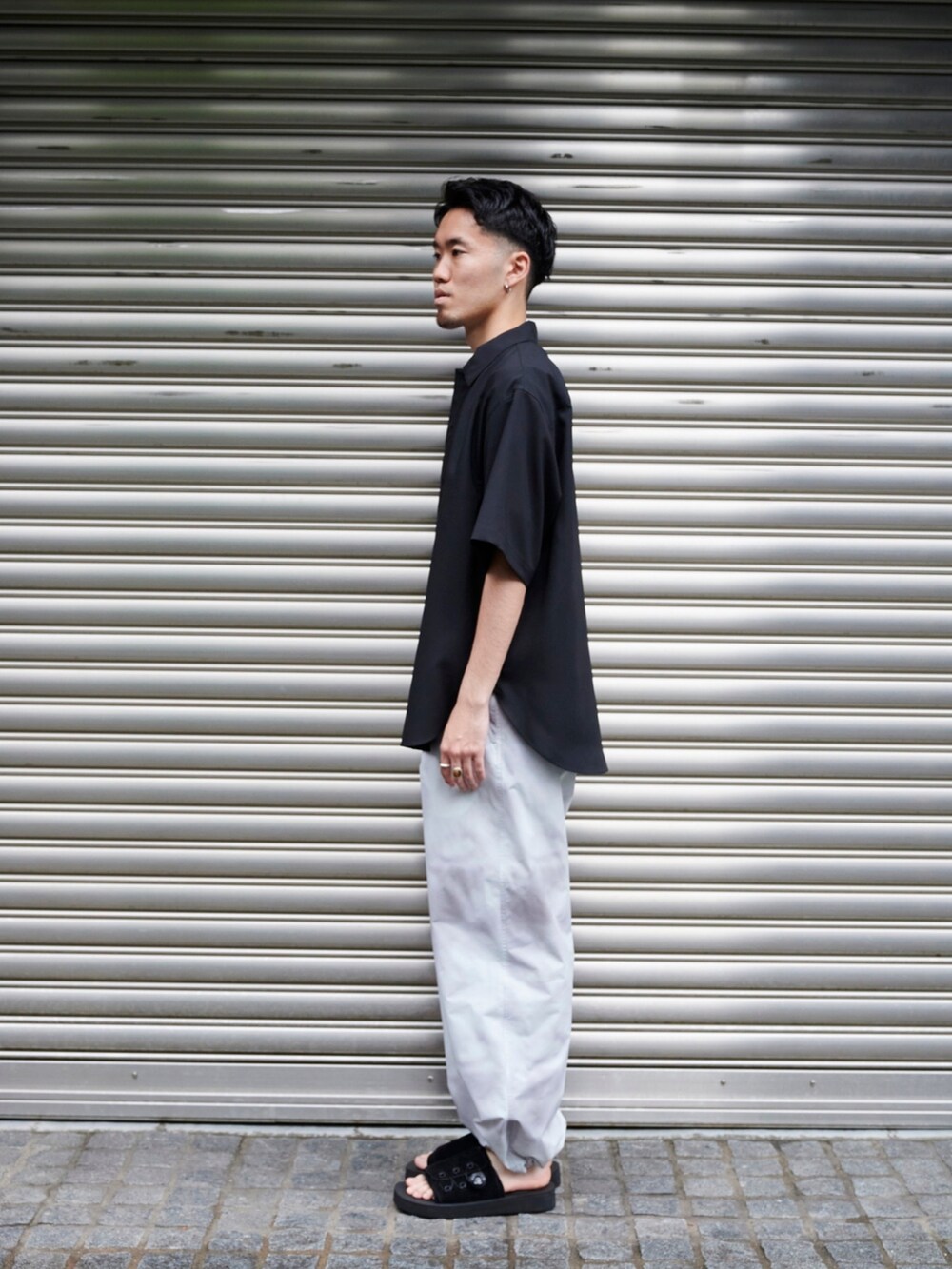 ブラック系のシャツ/ブラウスを着用したメンズの夏コーディネートの2枚目の写真