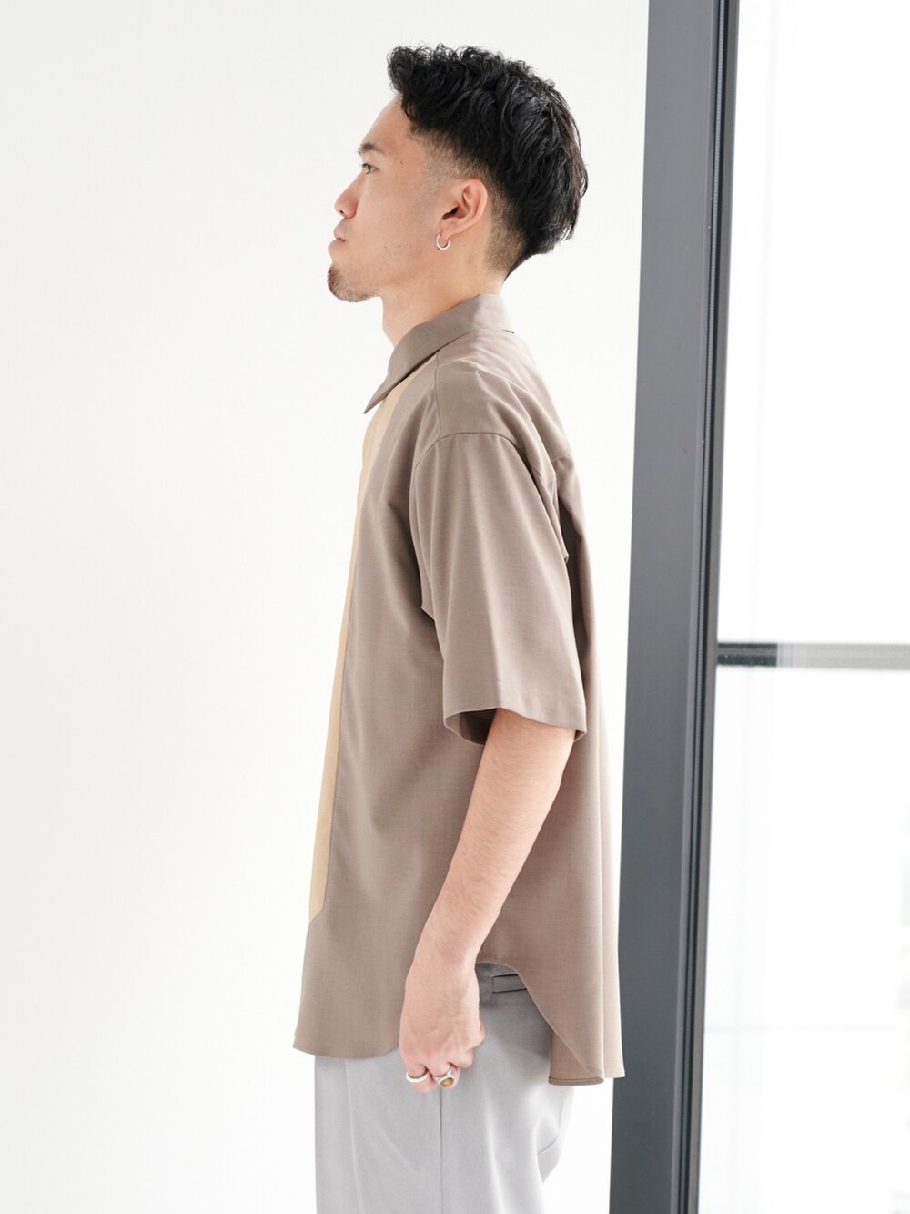 グリーン系のシャツ/ブラウス、グレー系のスラックスを着用したメンズの夏コーディネートの5枚目の写真