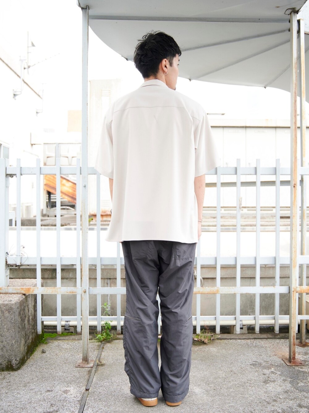 ベージュ系のシャツ/ブラウス、グレー系のカーゴパンツを着用したメンズの夏コーディネートの4枚目の写真