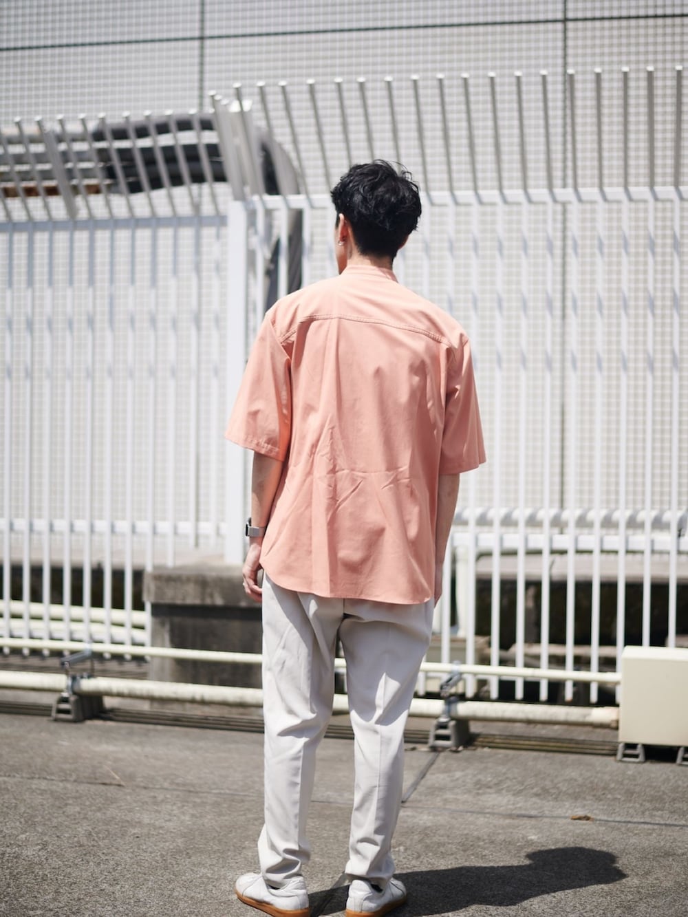 その他のシャツ/ブラウス、ホワイト系のスラックスを着用したメンズの夏コーディネートの3枚目の写真