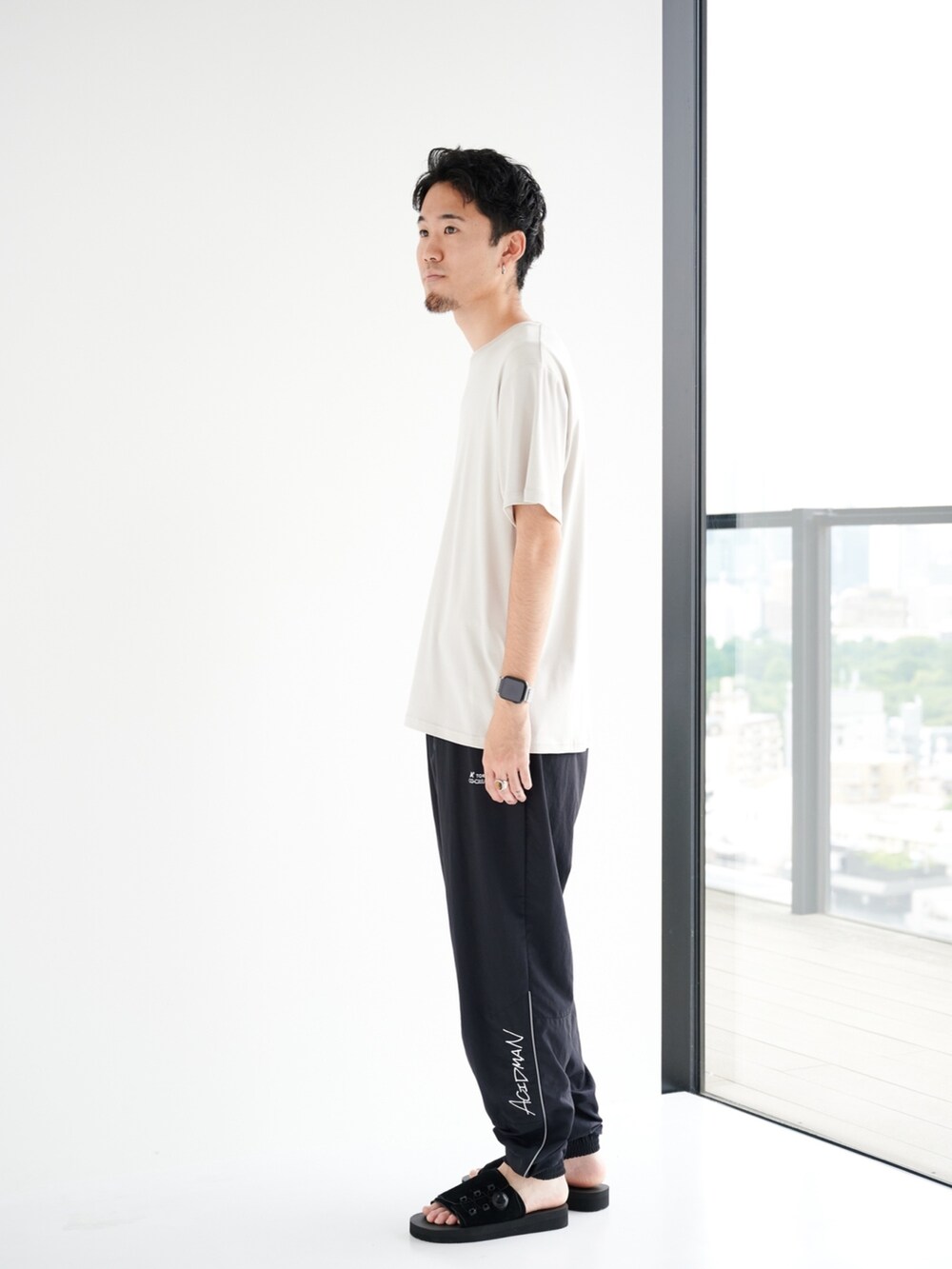 ブラック系のカーゴパンツ、グレー系のTシャツ/カットソーを着用したメンズの夏コーディネートの2枚目の写真