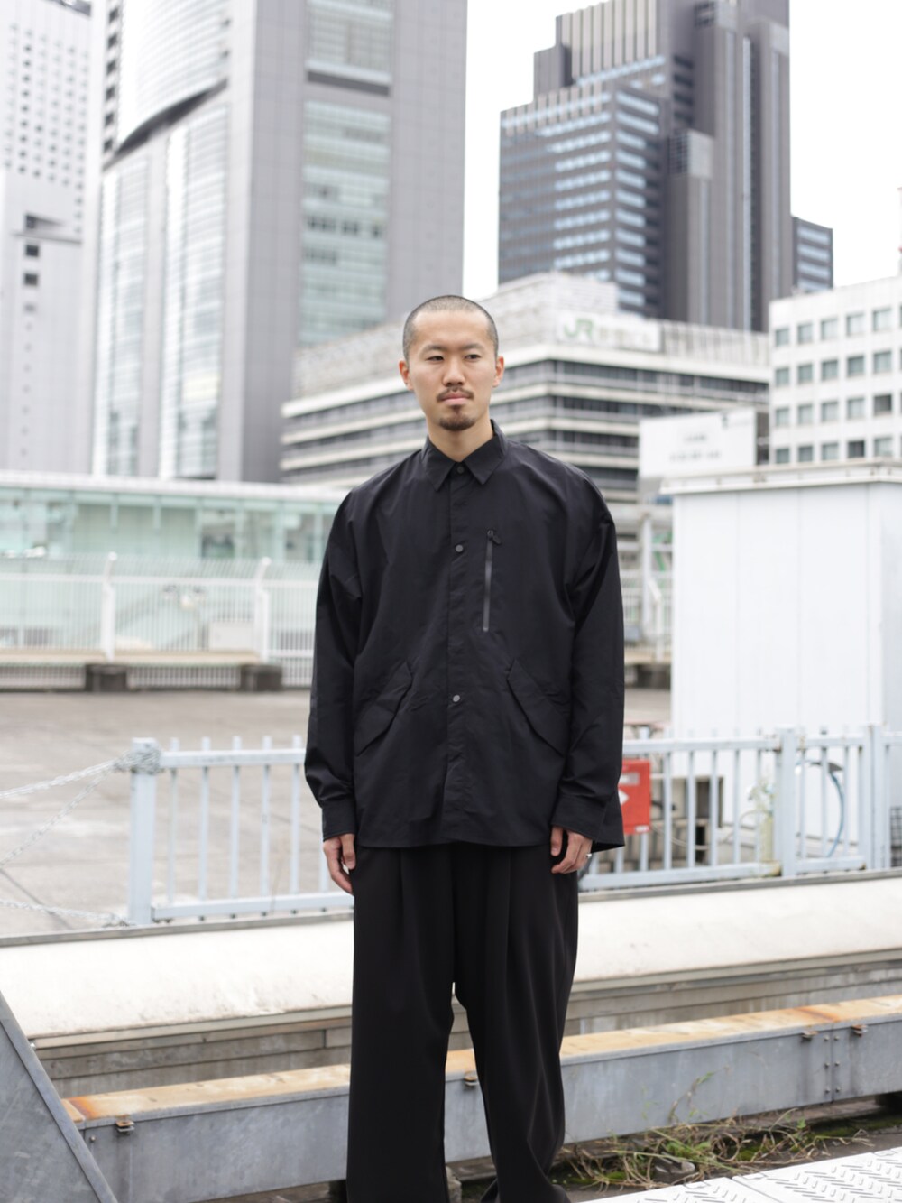 ブラック系のシャツ/ブラウス、ブラック系のスラックスを着用したメンズの秋コーディネートの3枚目の写真