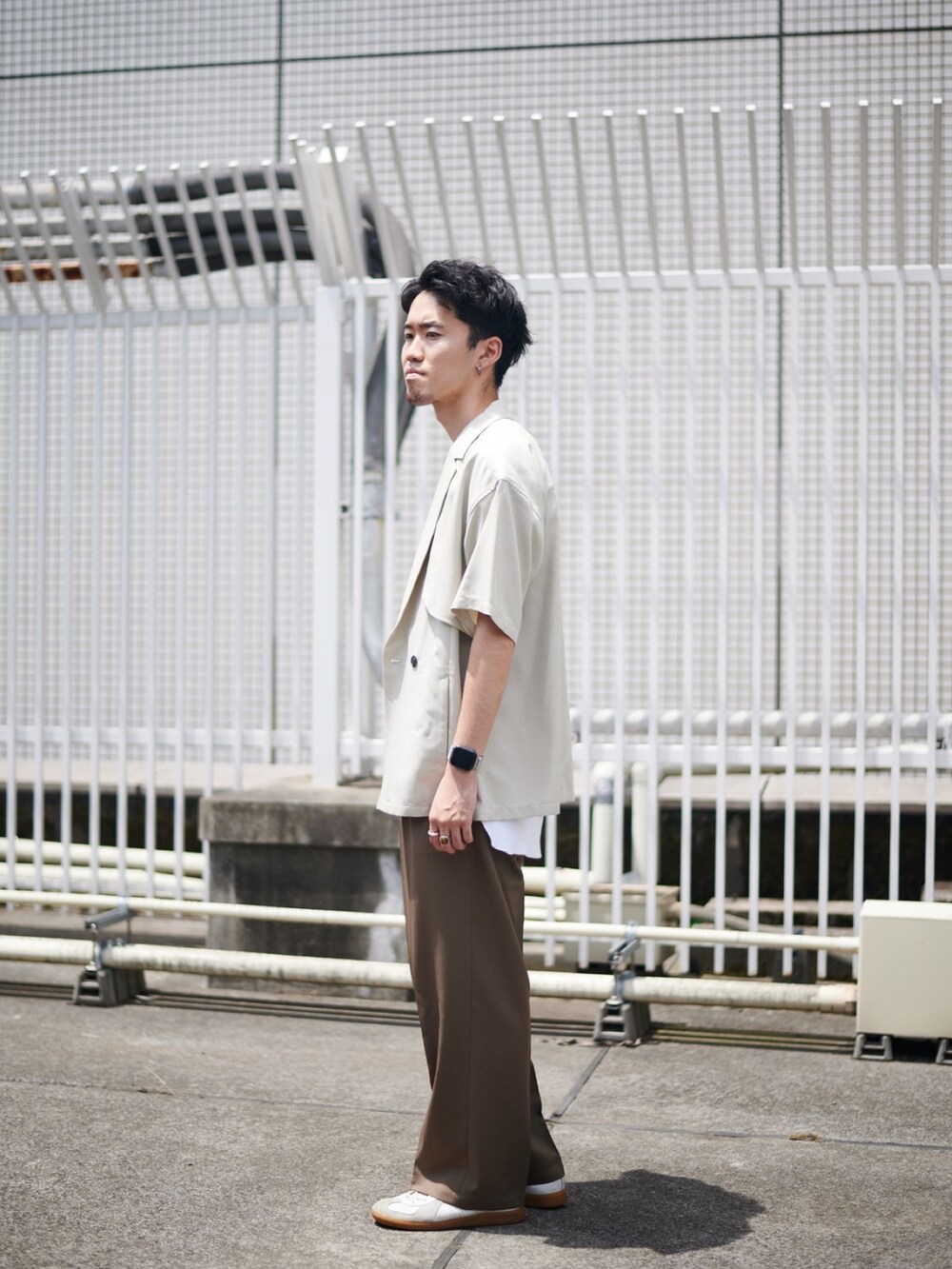 ベージュ系のテーラードジャケットを着用したメンズの夏コーディネートの2枚目の写真