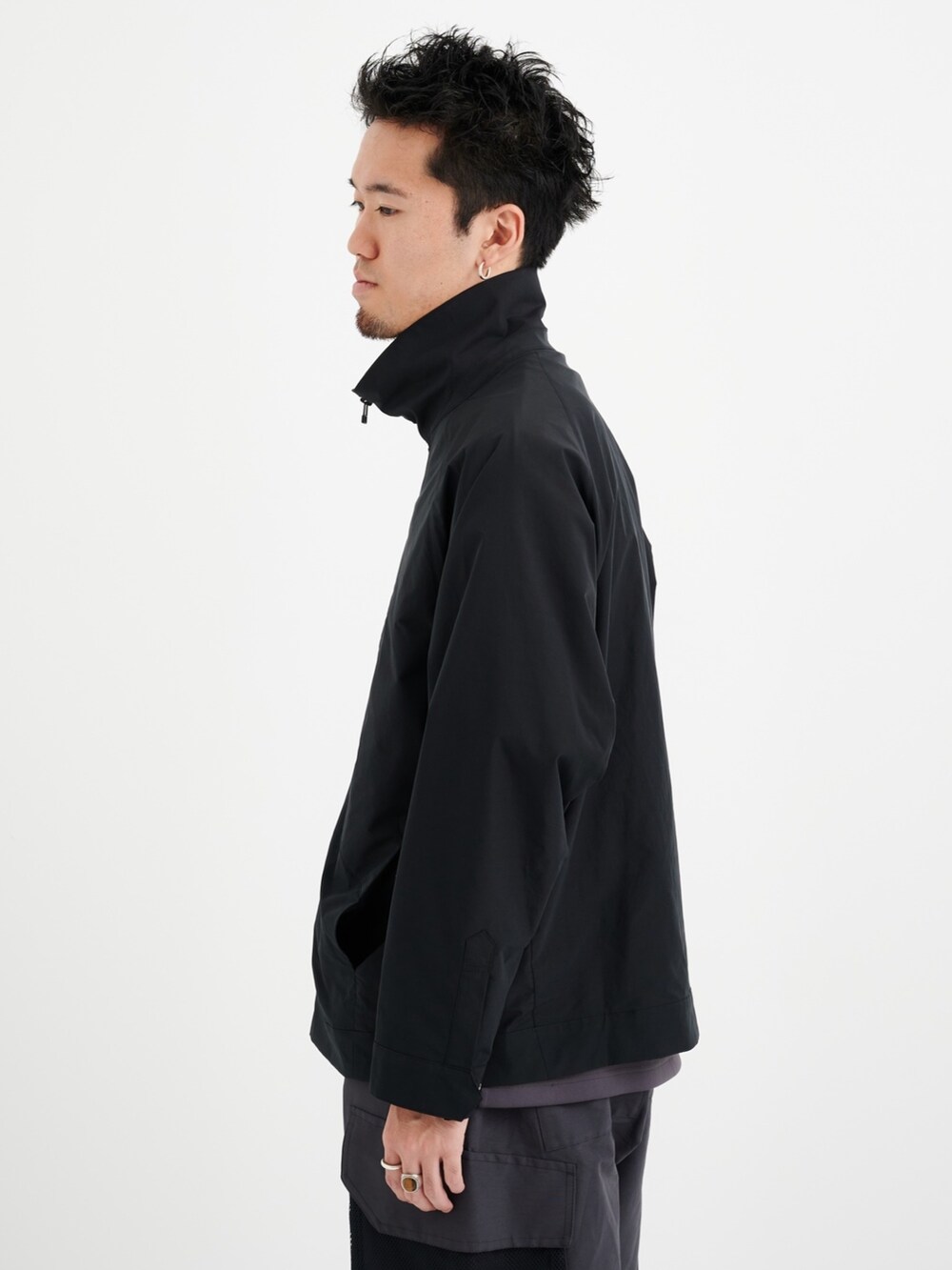 ブラック系のブルゾン、グレー系のカーゴパンツを着用したメンズの夏コーディネートの5枚目の写真