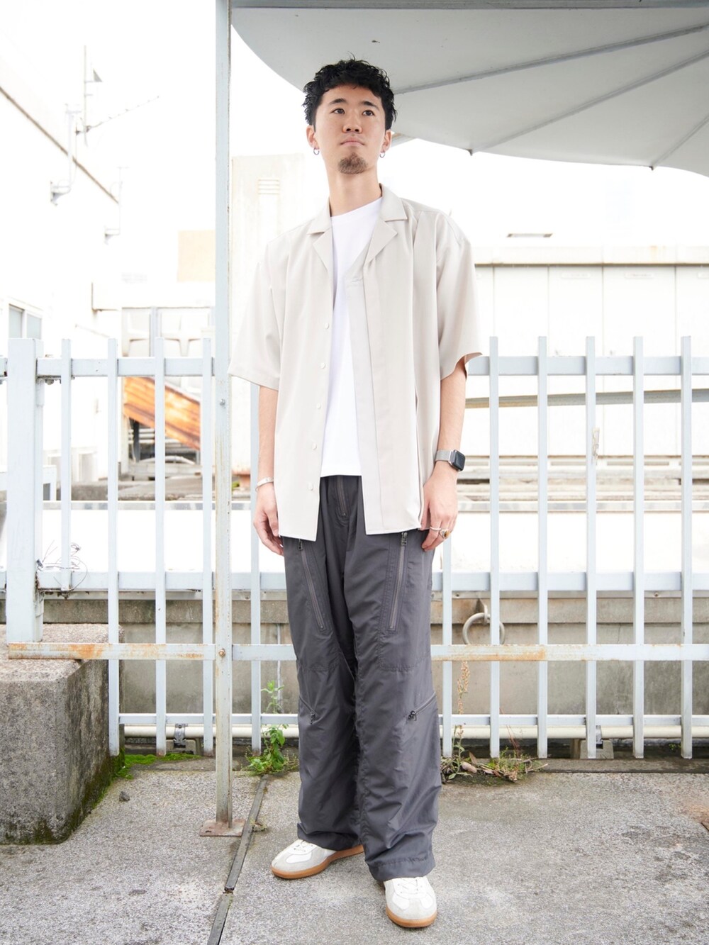 ベージュ系のシャツ/ブラウス、グレー系のカーゴパンツを着用したメンズの夏コーディネートの2枚目の写真