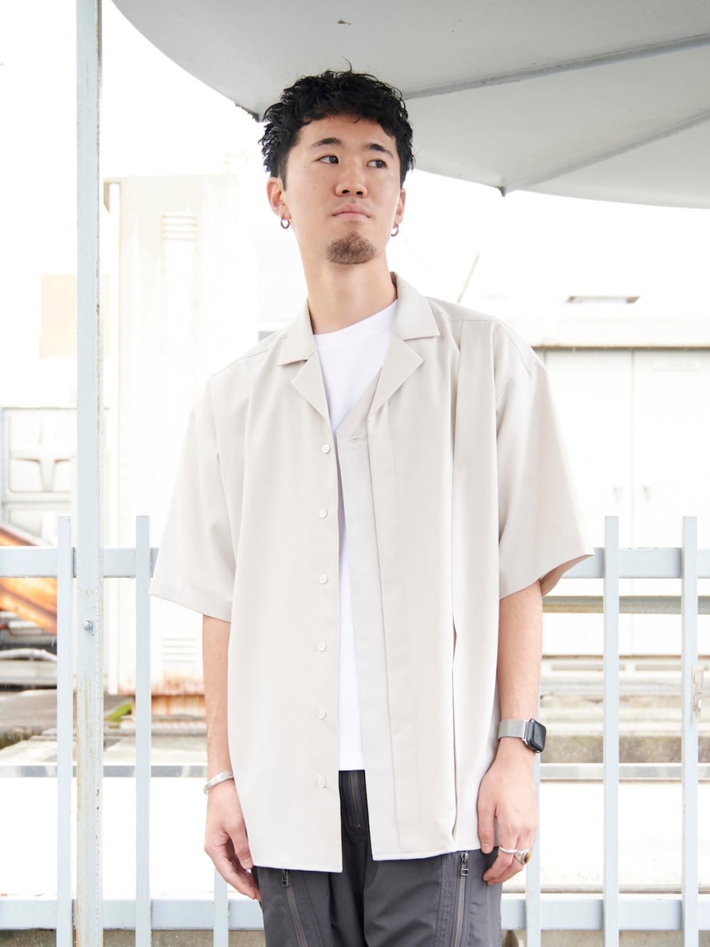 ベージュ系のシャツ/ブラウス、グレー系のカーゴパンツを着用したメンズの夏コーディネートの5枚目の写真