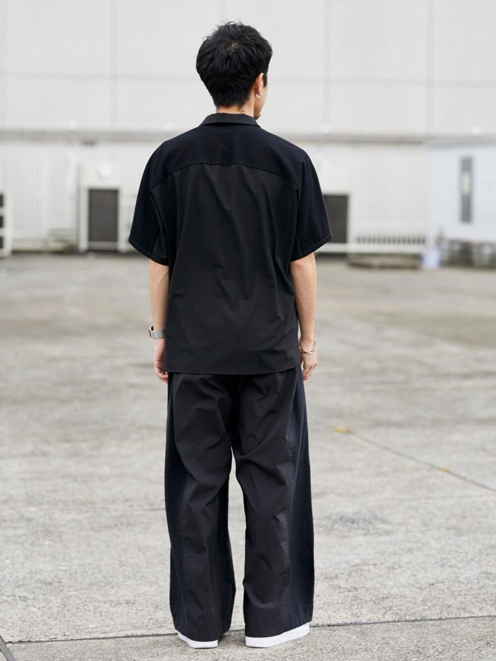 ブラック系のシャツ/ブラウス、ブラック系のカーゴパンツを着用したメンズの春コーディネートの3枚目の写真