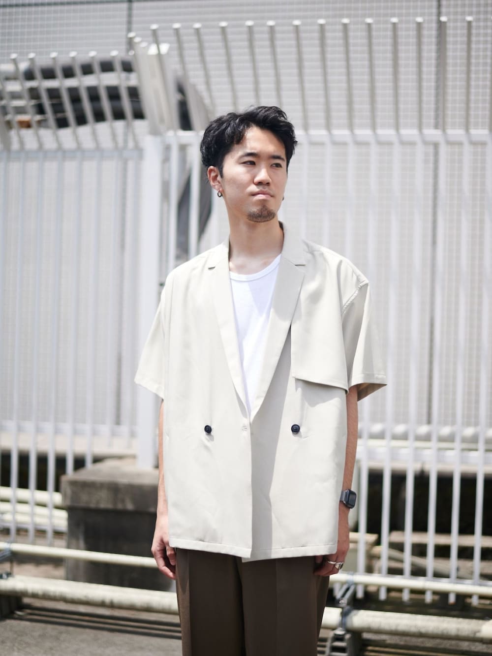 ベージュ系のテーラードジャケットを着用したメンズの夏コーディネートの4枚目の写真