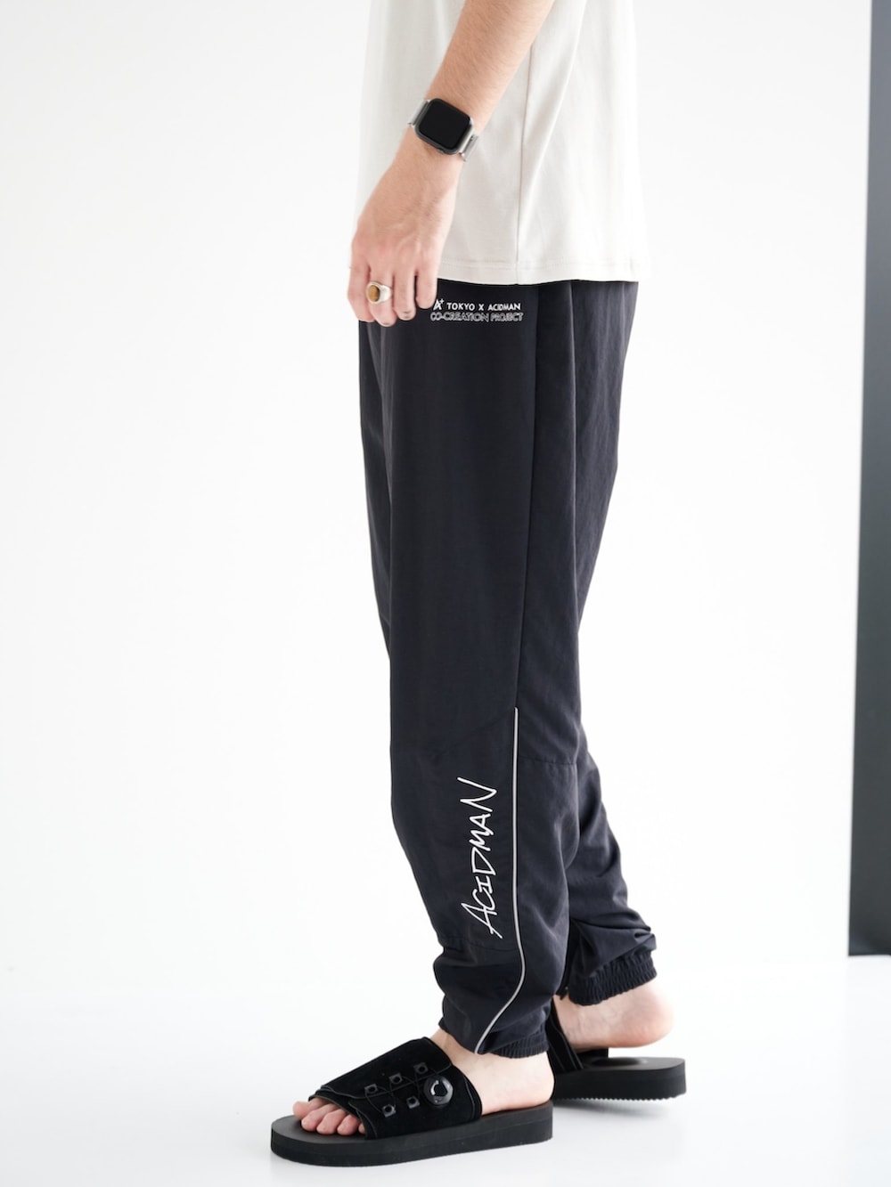 ブラック系のカーゴパンツ、グレー系のTシャツ/カットソーを着用したメンズの夏コーディネートの5枚目の写真