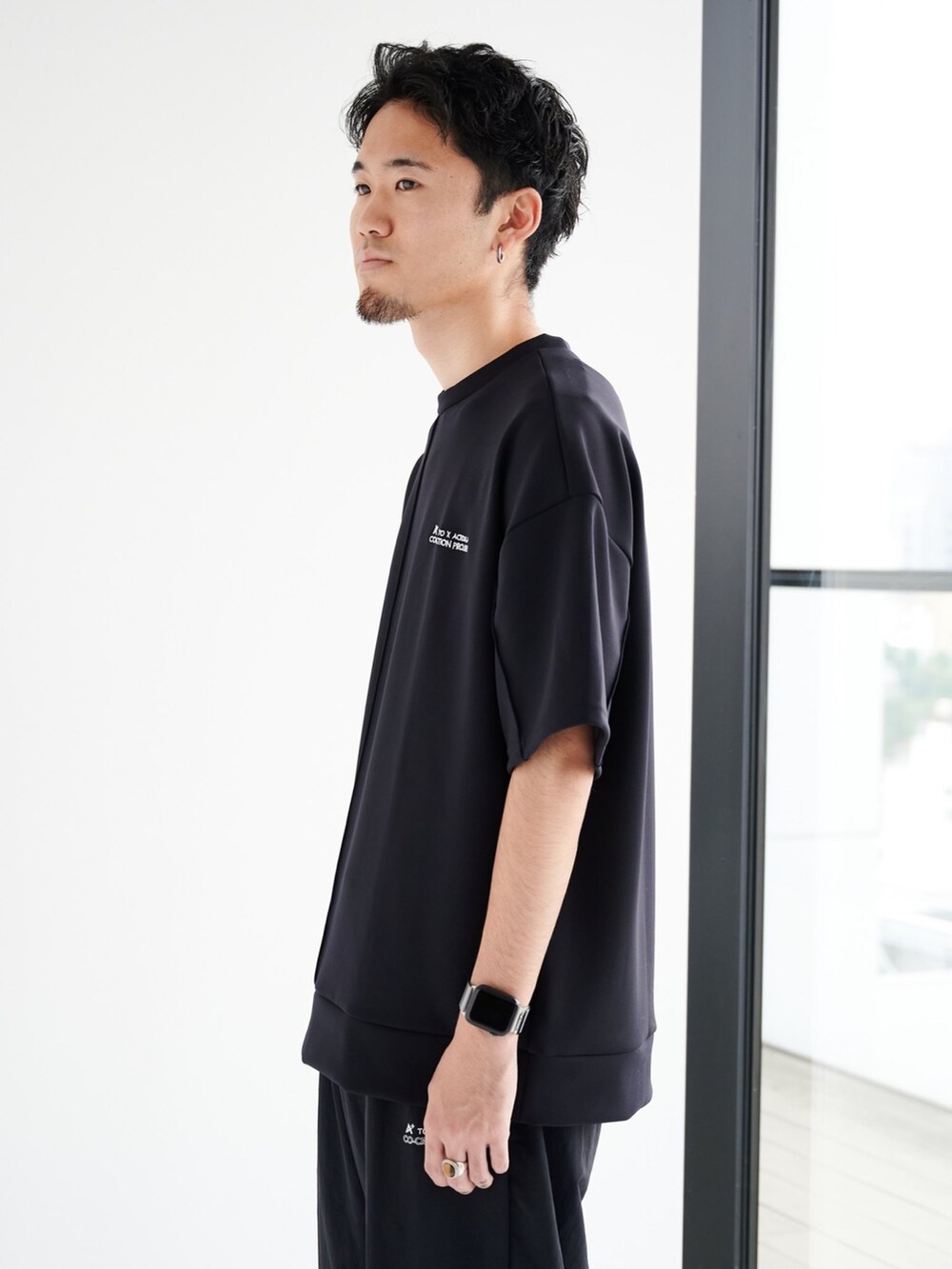 ブラック系のスウェット、ブラック系のカーゴパンツを着用したメンズの夏コーディネートの5枚目の写真