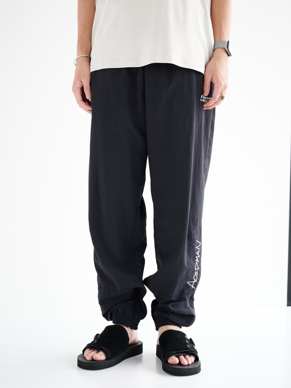 ブラック系のカーゴパンツ、グレー系のTシャツ/カットソーを着用したメンズの夏コーディネートの4枚目の写真