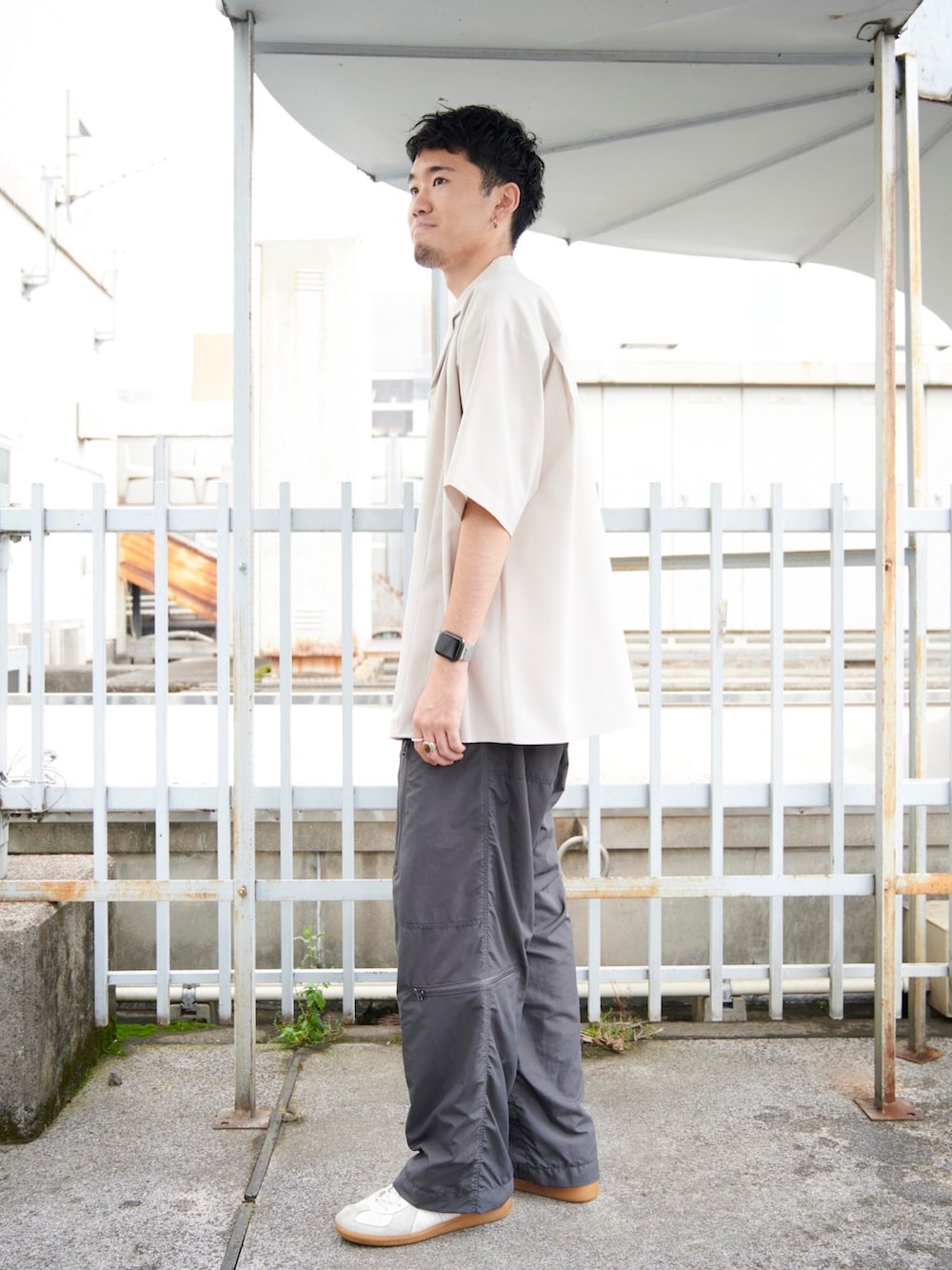 ベージュ系のシャツ/ブラウス、グレー系のカーゴパンツを着用したメンズの夏コーディネートの3枚目の写真