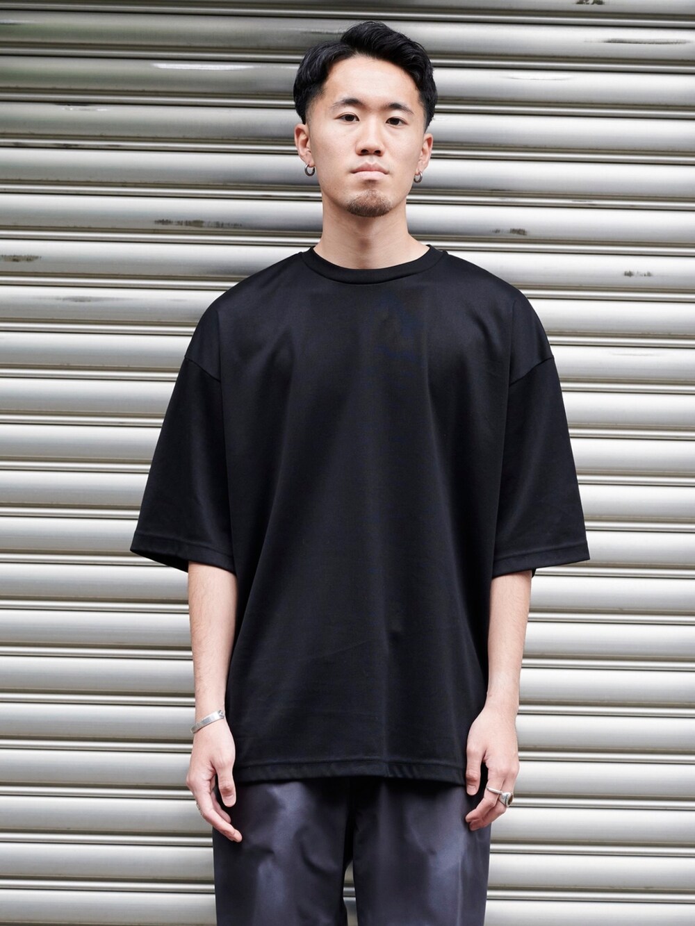 ブラック系のTシャツ/カットソーを着用したメンズの夏コーディネートの4枚目の写真