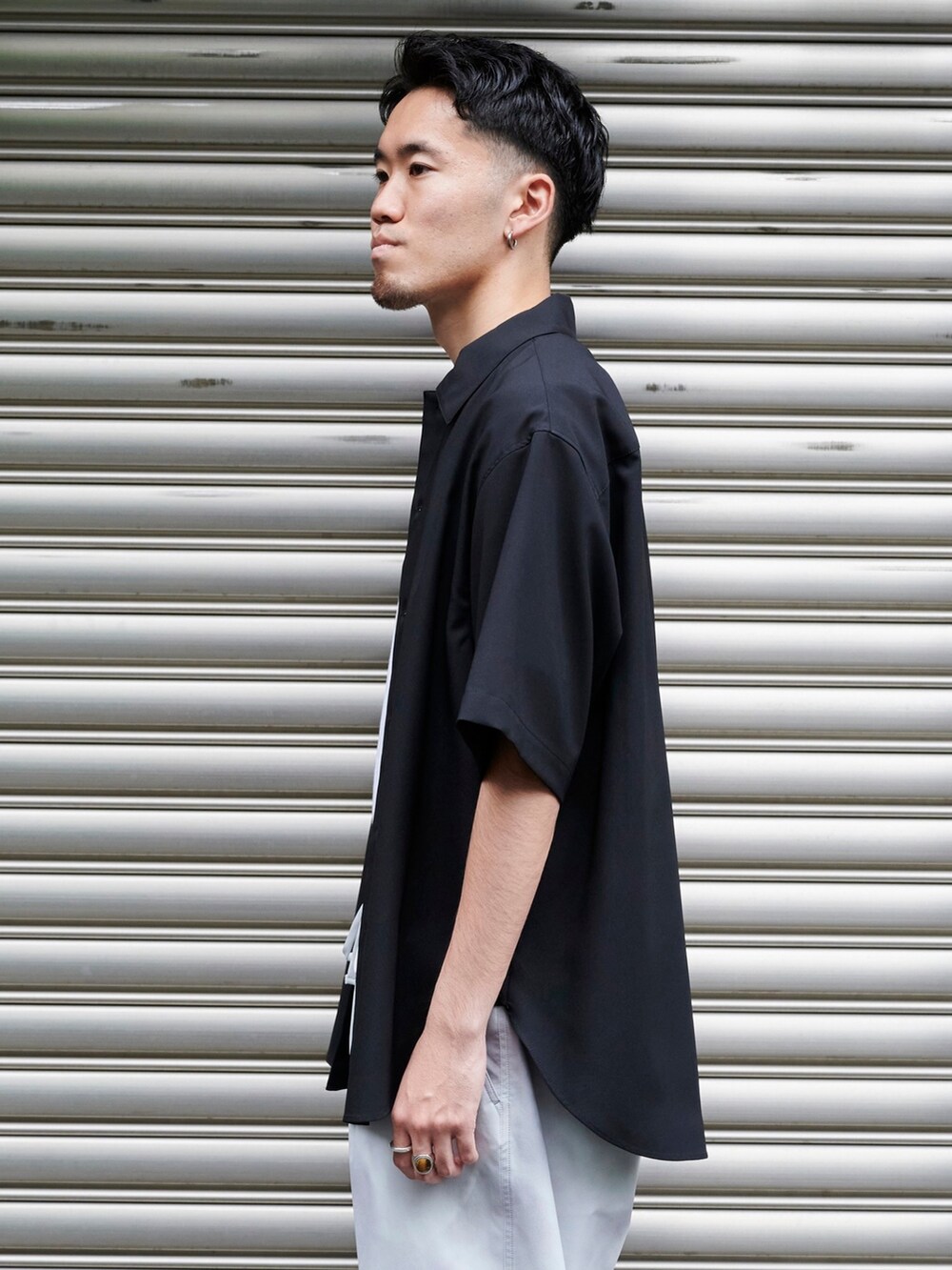 ブラック系のシャツ/ブラウスを着用したメンズの夏コーディネートの5枚目の写真