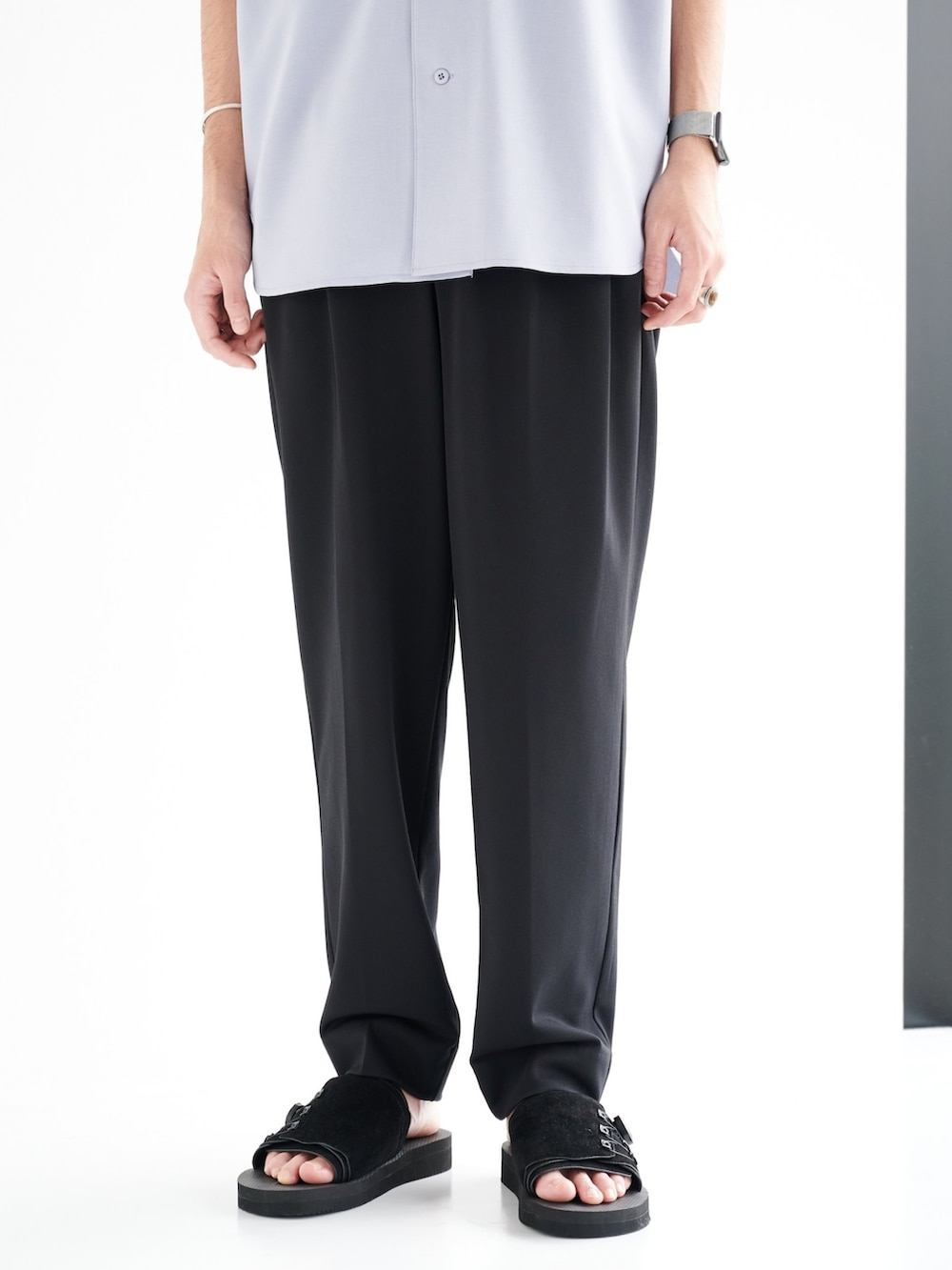 ブルー系のシャツ/ブラウス、ブラック系のスラックスを着用したメンズの夏コーディネートの4枚目の写真