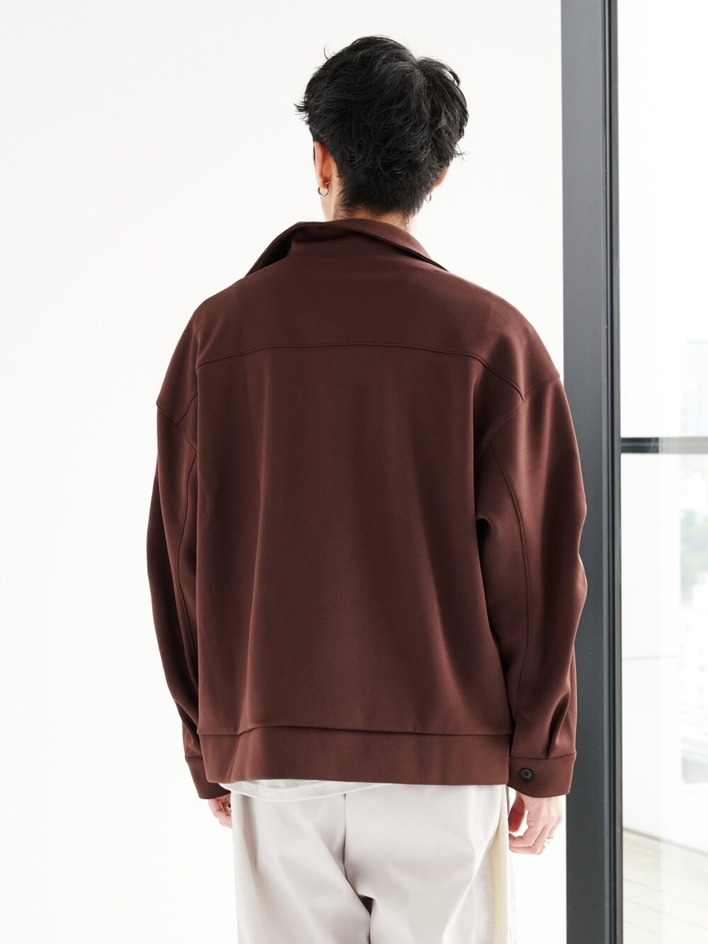 ブラウン系のブルゾン、ベージュ系のカーゴパンツを着用したメンズの夏コーディネートの5枚目の写真