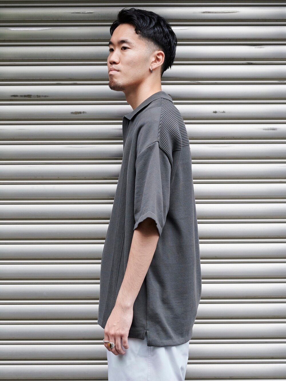 グレー系のポロシャツを着用したメンズの夏コーディネートの5枚目の写真