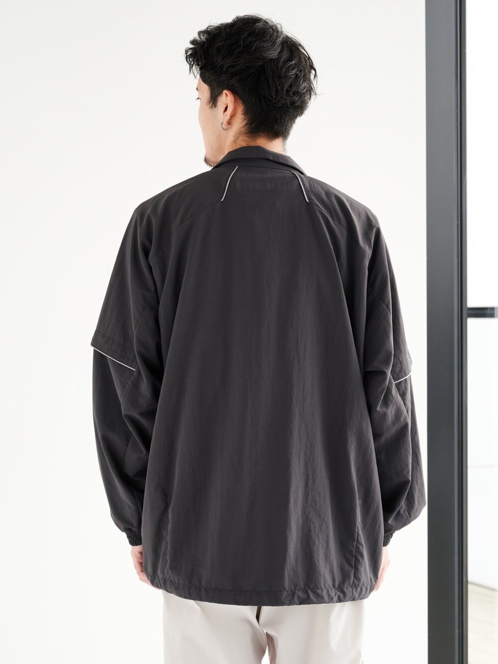 ベージュ系のカーゴパンツ、グレー系のブルゾンを着用したメンズの夏コーディネートの6枚目の写真