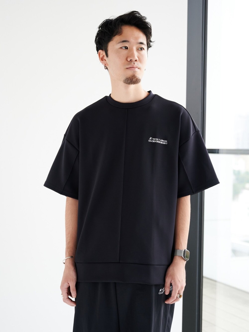 ブラック系のスウェット、ブラック系のカーゴパンツを着用したメンズの夏コーディネートの4枚目の写真