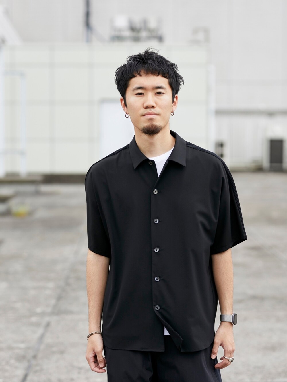 ブラック系のシャツ/ブラウス、ブラック系のカーゴパンツを着用したメンズの春コーディネートの4枚目の写真