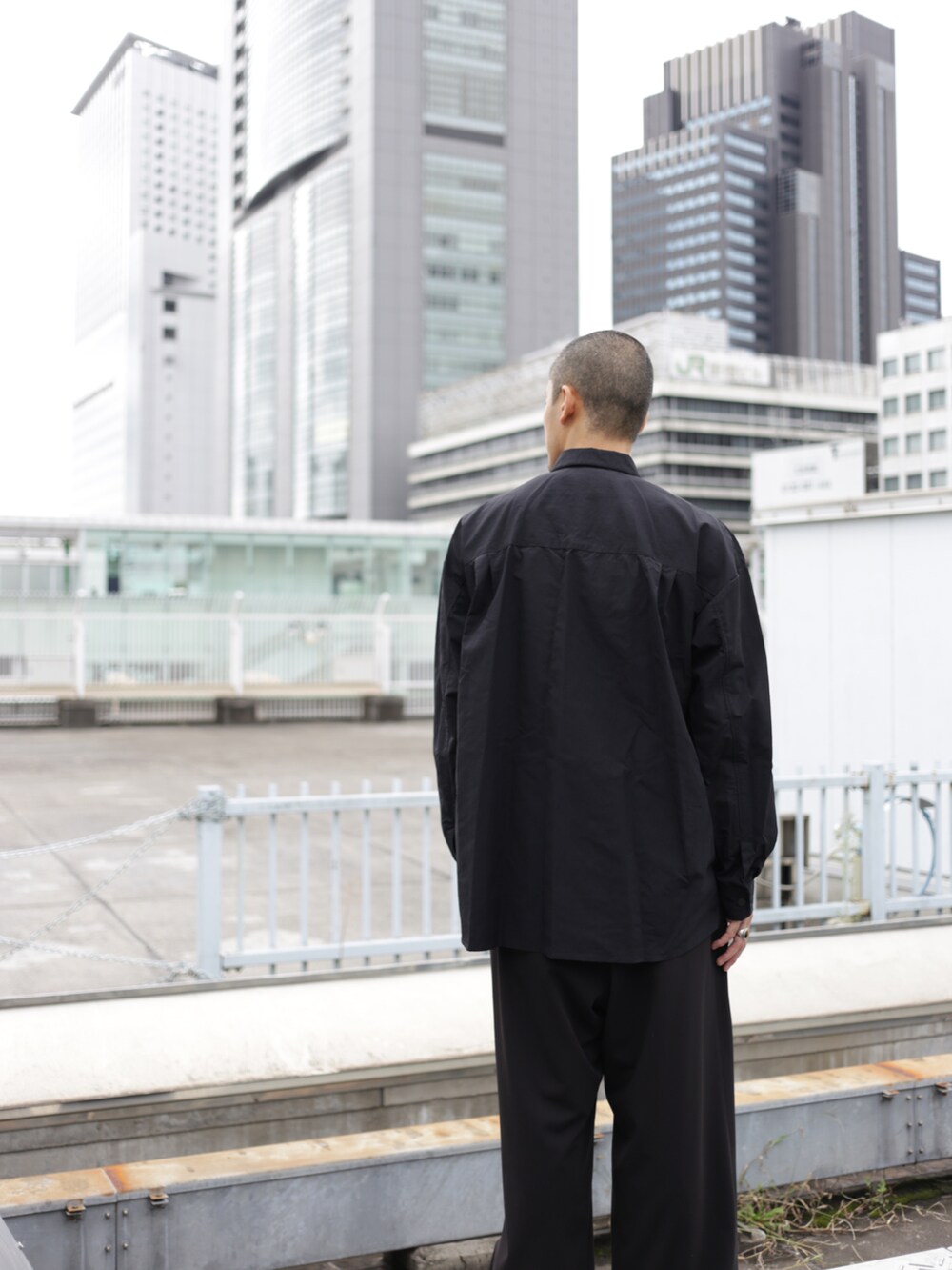 ブラック系のシャツ/ブラウス、ブラック系のスラックスを着用したメンズの秋コーディネートの5枚目の写真