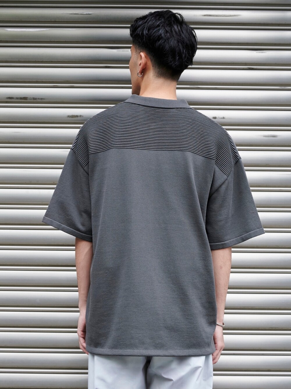 グレー系のポロシャツを着用したメンズの夏コーディネートの6枚目の写真