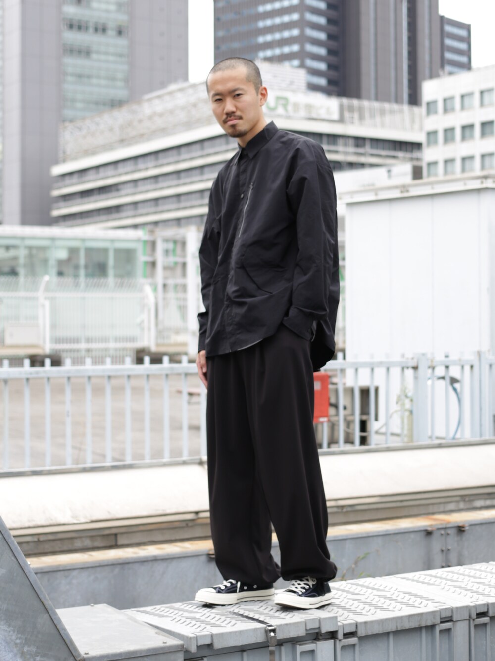 ブラック系のシャツ/ブラウス、ブラック系のスラックスを着用したメンズの秋コーディネートの2枚目の写真