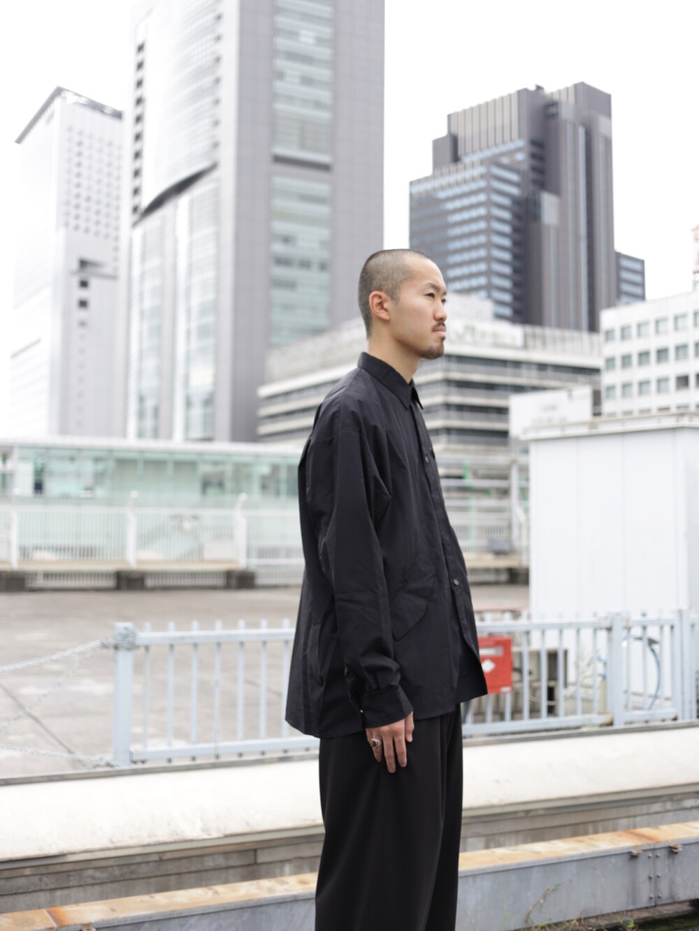 ブラック系のシャツ/ブラウス、ブラック系のスラックスを着用したメンズの秋コーディネートの4枚目の写真