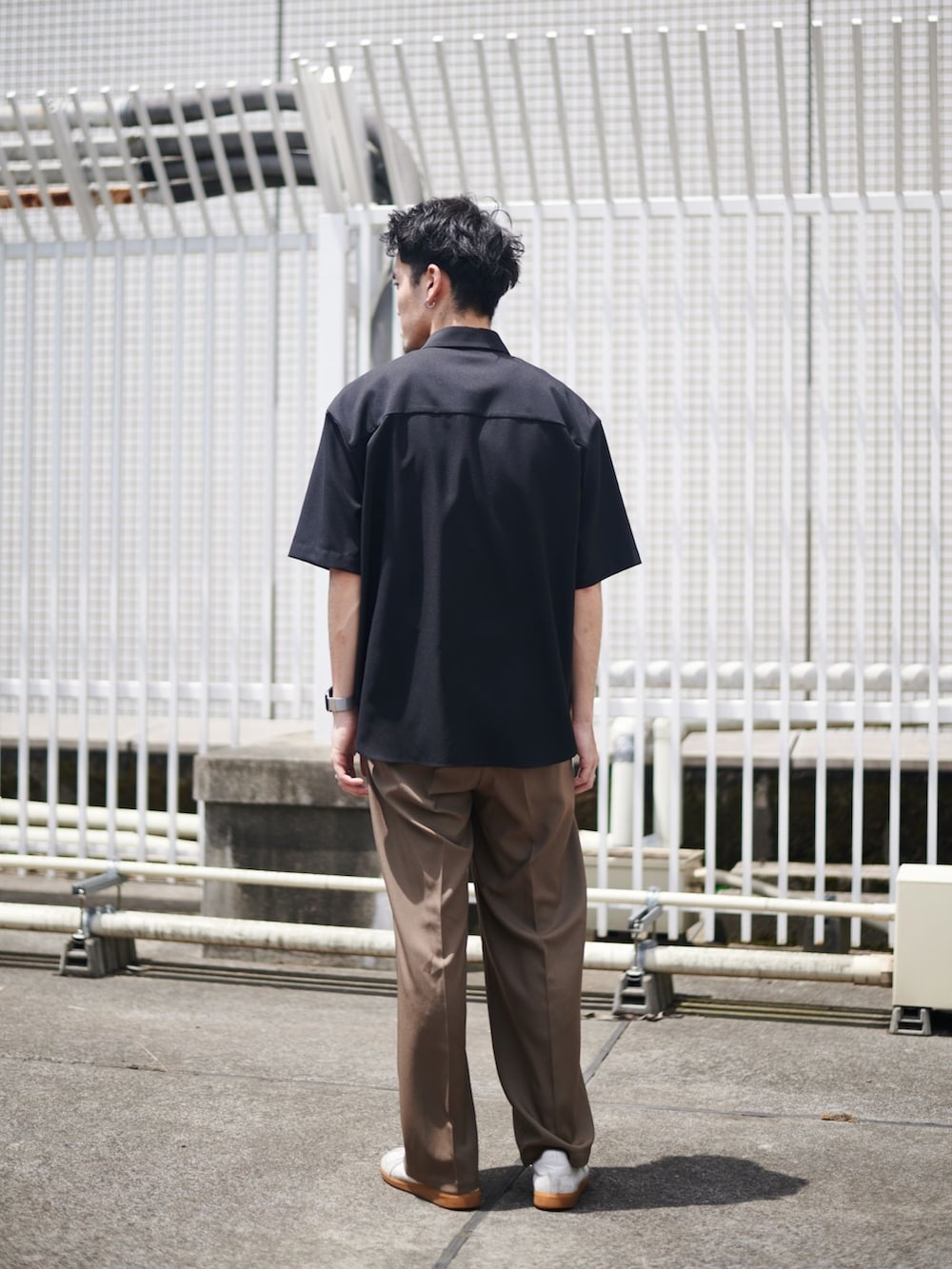 ブラック系のシャツ/ブラウス、ブラウン系のスラックスを着用したメンズの夏コーディネートの3枚目の写真