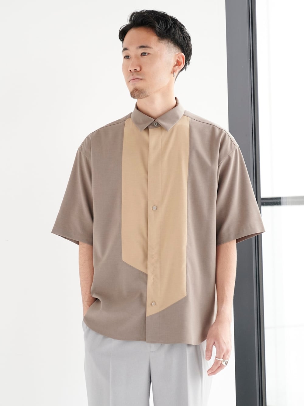 グリーン系のシャツ/ブラウス、グレー系のスラックスを着用したメンズの夏コーディネートの4枚目の写真