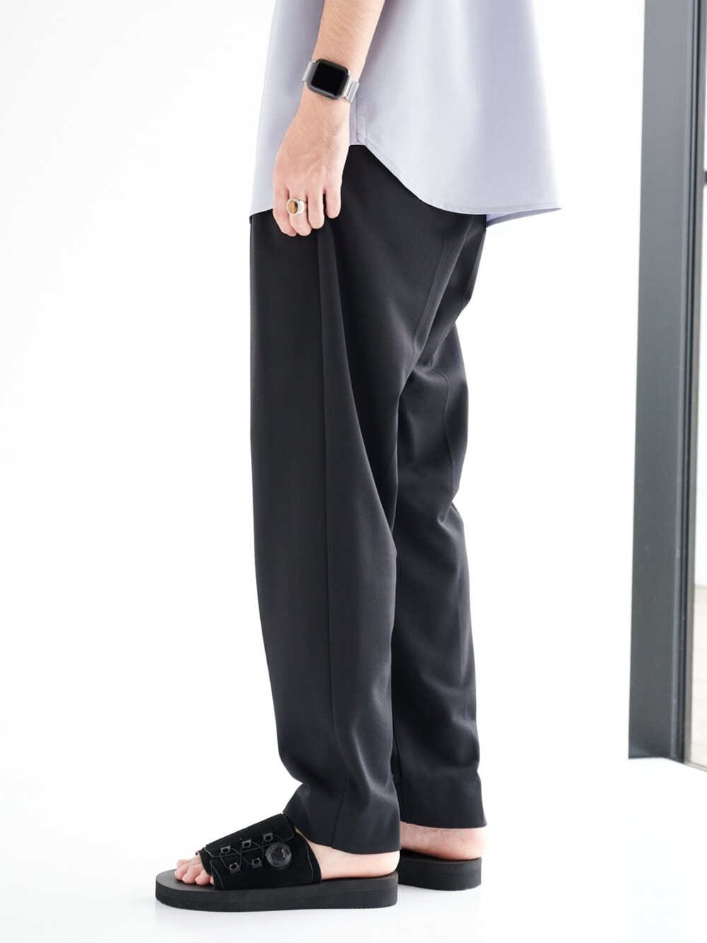 ブルー系のシャツ/ブラウス、ブラック系のスラックスを着用したメンズの夏コーディネートの5枚目の写真