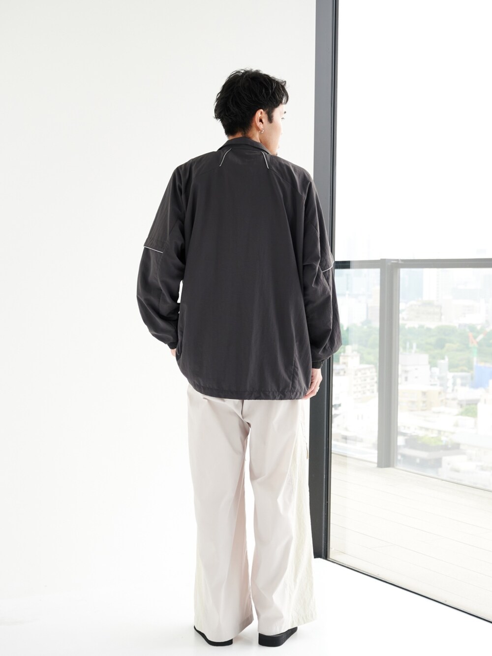 ベージュ系のカーゴパンツ、グレー系のブルゾンを着用したメンズの夏コーディネートの3枚目の写真