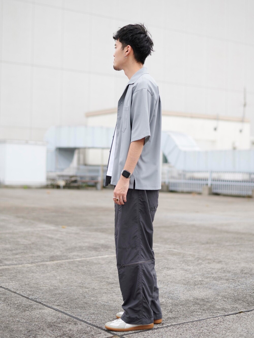 グレー系のシャツ/ブラウス、グレー系のカーゴパンツを着用したメンズの夏コーディネートの2枚目の写真
