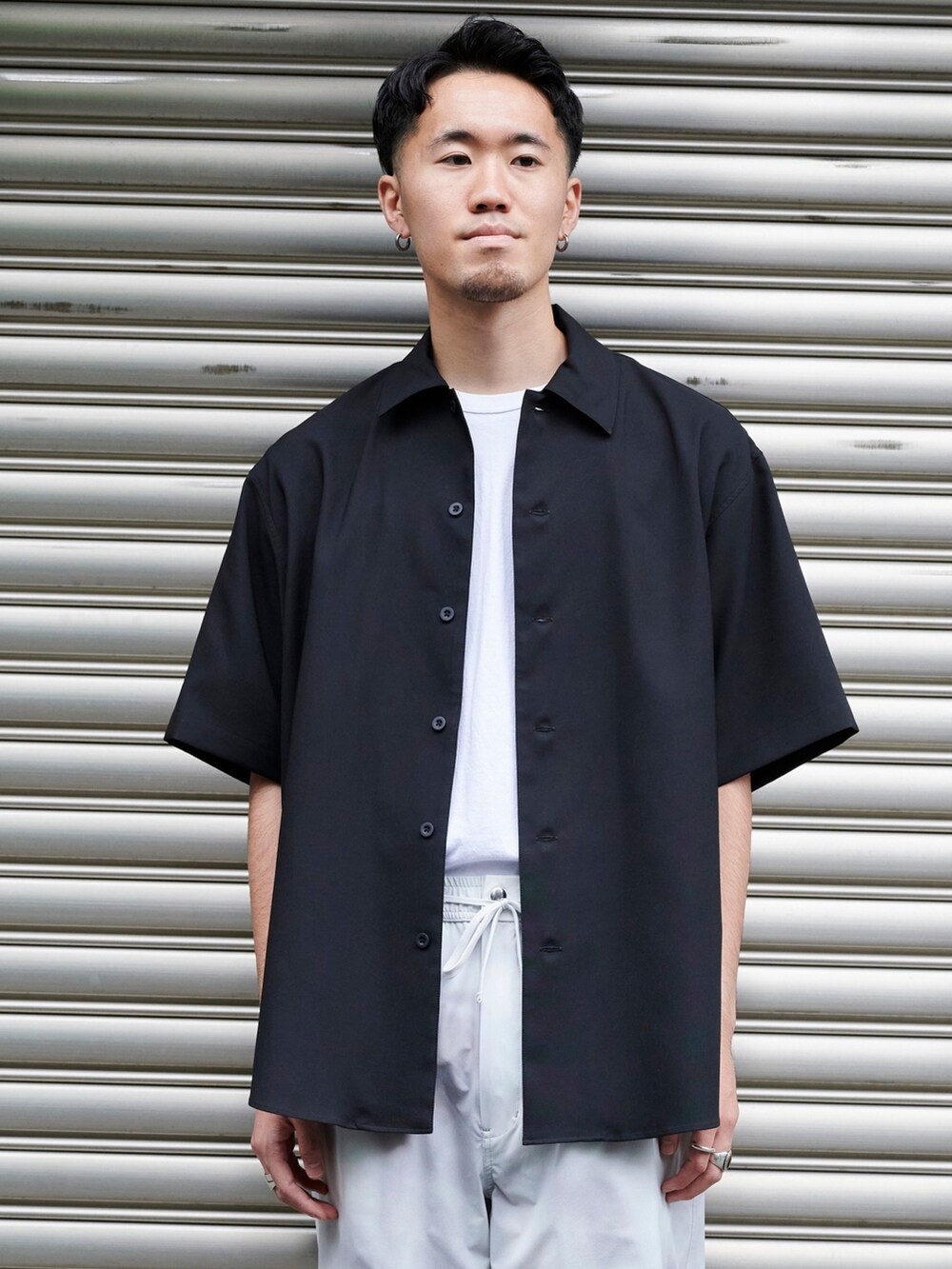 ブラック系のシャツ/ブラウスを着用したメンズの夏コーディネートの4枚目の写真