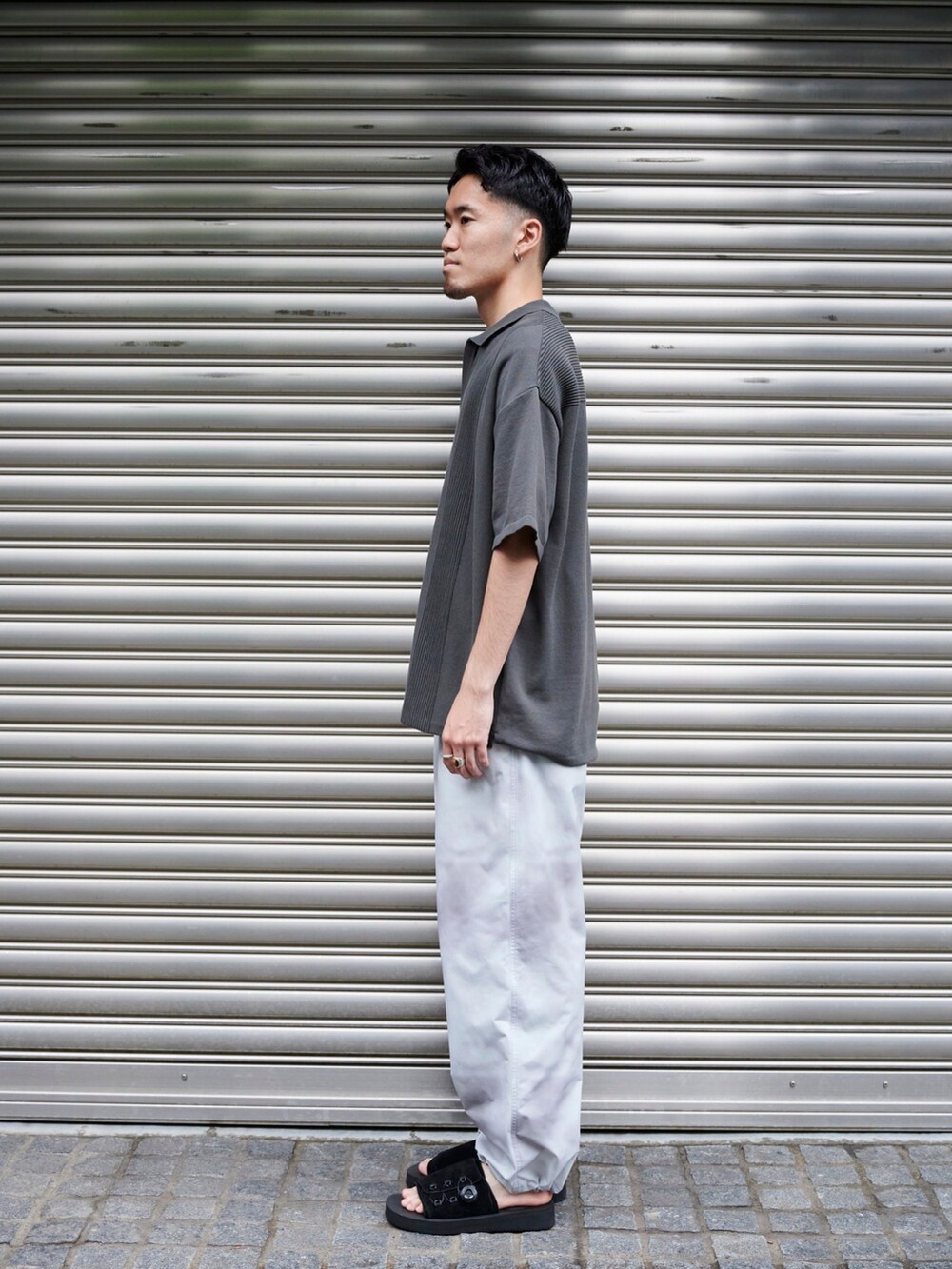 グレー系のポロシャツを着用したメンズの夏コーディネートの2枚目の写真