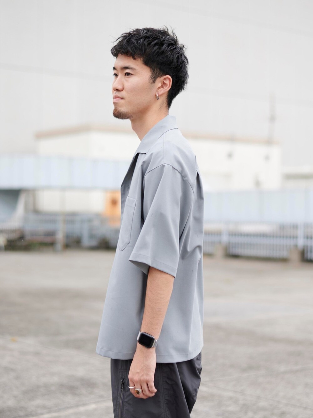 グレー系のシャツ/ブラウス、グレー系のカーゴパンツを着用したメンズの夏コーディネートの4枚目の写真