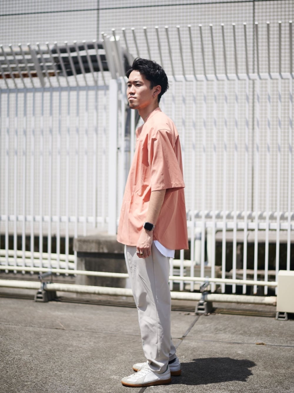 その他のシャツ/ブラウス、ホワイト系のスラックスを着用したメンズの夏コーディネートの2枚目の写真