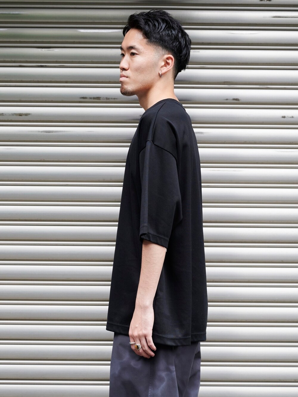 ブラック系のTシャツ/カットソーを着用したメンズの夏コーディネートの5枚目の写真