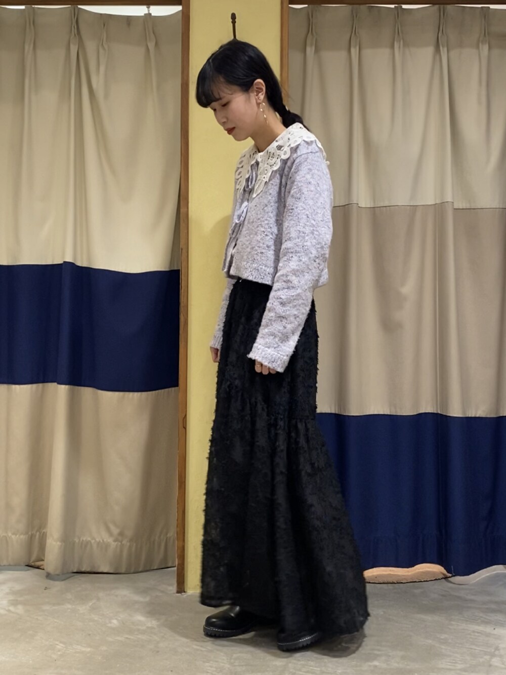 ホワイト系のシャツ/ブラウス、ブルー系のカーディガン/ボレロ、ブラック系のスカートを着用したレディースの冬コーディネートの2枚目の写真