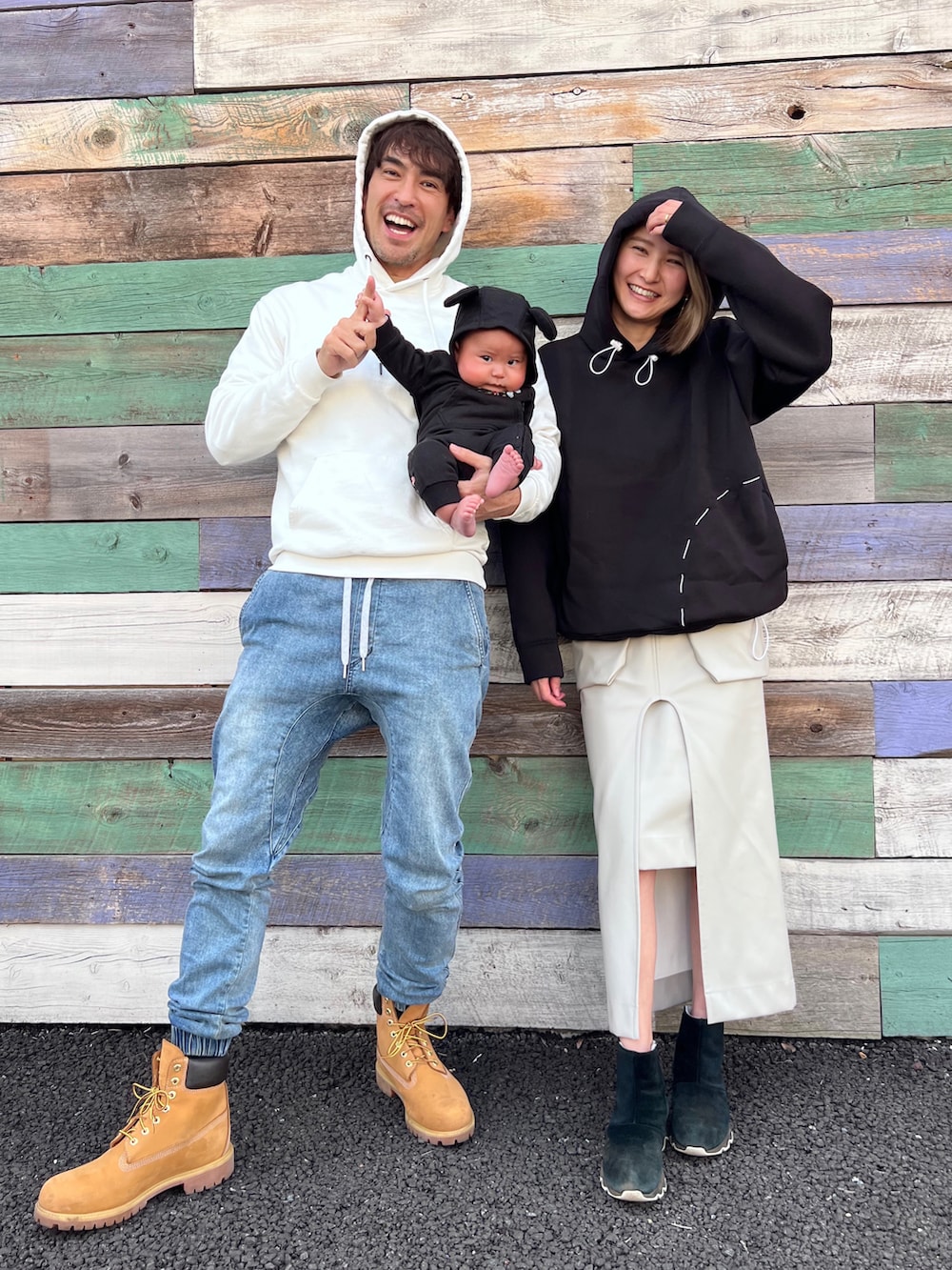 「休日スタイル、親子コーデ、パーカー、おとこのこ、男の子コーデ、babygap、スカート、レザースカート、モノトーン」｜「GAPのBaby Gap x Disney グラフィックロンパース　--（ロンパース、ブラック系）」を使った、美優さん（レディース・168cm）の冬コーディネートの2枚目の写真