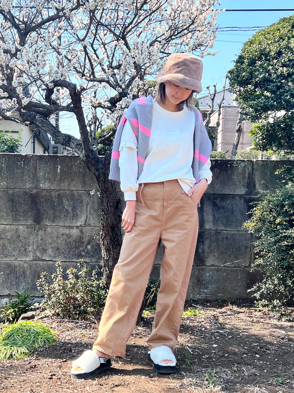 「パンツスタイル、デニム、バケットハット、休日スタイル、カーディガン、カーディガン肩かけ、サンダル、UGG、カジュアルコーデ、ママコーデ」｜「Factor=のファーバケットハット（ハット、ベージュ系）」を使った、美優さん（レディース・168cm）の春コーディネートの2枚目の写真