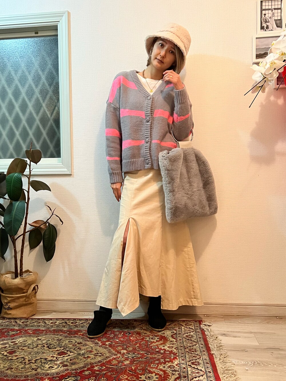 「スカート、マーメイドスカート、バケットハット、ニット、カーディガン、ファー小物、ファーバッグ、秋のコーデ、スクエアバッグ」｜「niko and...のオリジナルボアバケットハット（ハット、ベージュ系）」を使った、美優さん（レディース・168cm）の秋コーディネートの2枚目の写真