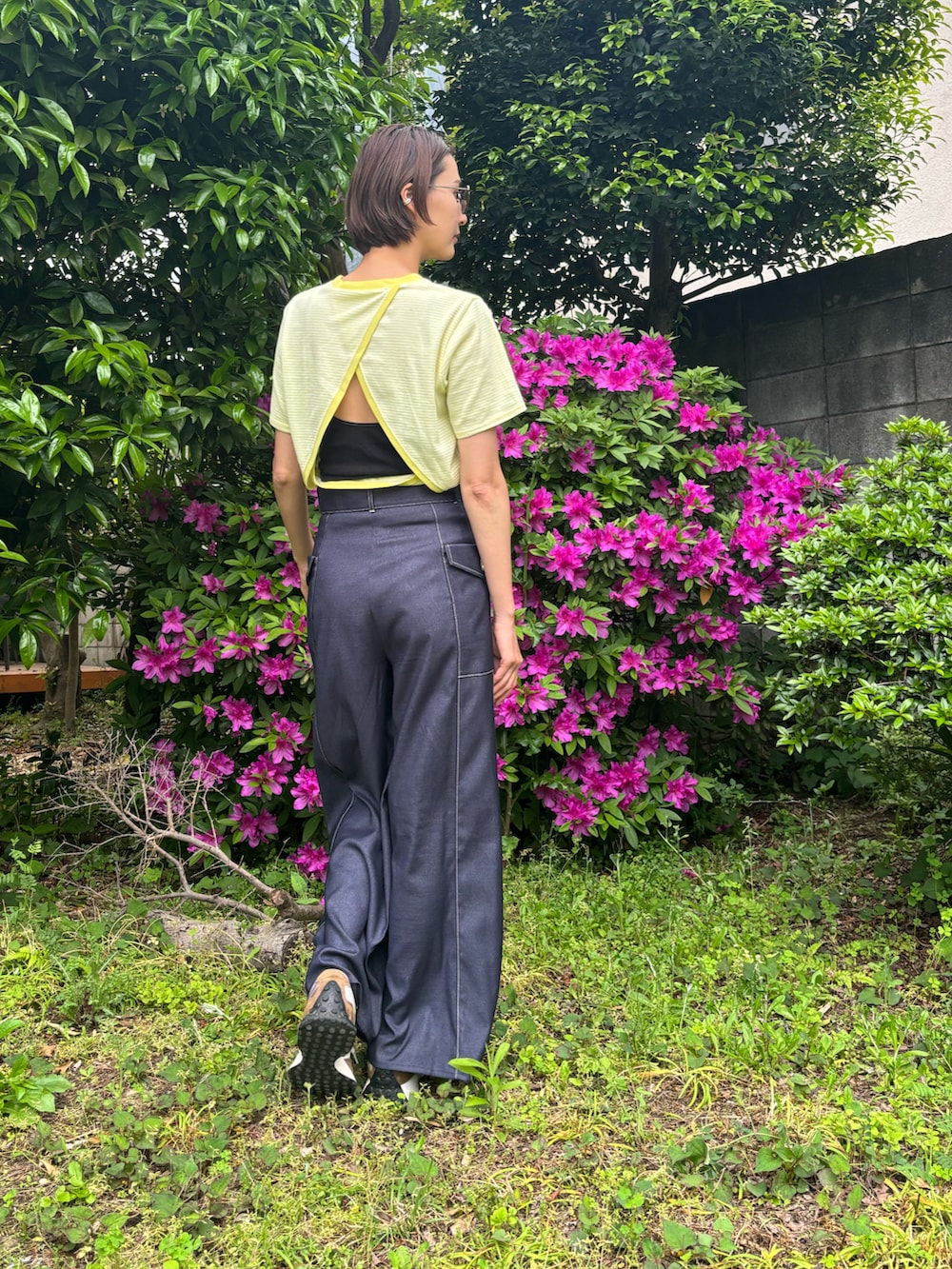 「春ファッション、初夏コーデ、オトナ女子、男の子ママ、デニム、パンツスタイル」｜「MAISON SPECIALのバックオープンボディスーツ【MAISON SPECIAL/メゾンスペシャル】（Tシャツ/カットソー、イエロー系）」を使った、美優さん（レディース・168cm）の春コーディネートの2枚目の写真