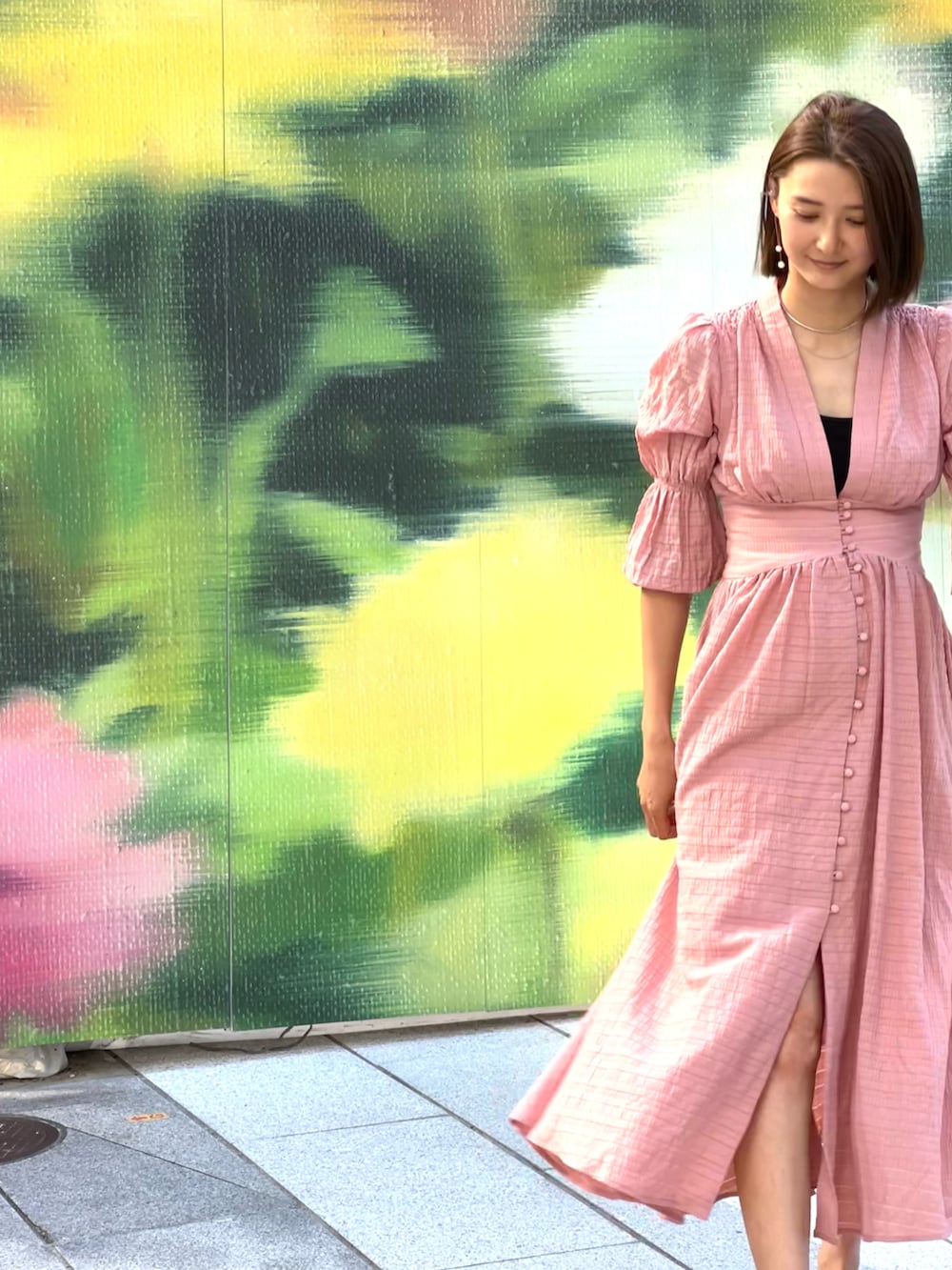 「オトナカジュアル、シンプルスタイル、オトナ女子、ワンピース、ピンク、春夏コーデ、ママコーデ、男の子ママ」｜「jasmineのアイテム（ワンピース、ピンク系）」を使った、美優さん（レディース・168cm）の春コーディネートの3枚目の写真