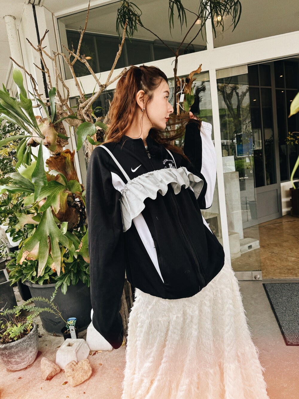 その他のスニーカー、グレー系のキャミソールを着用したレディースの春コーディネートの4枚目の写真