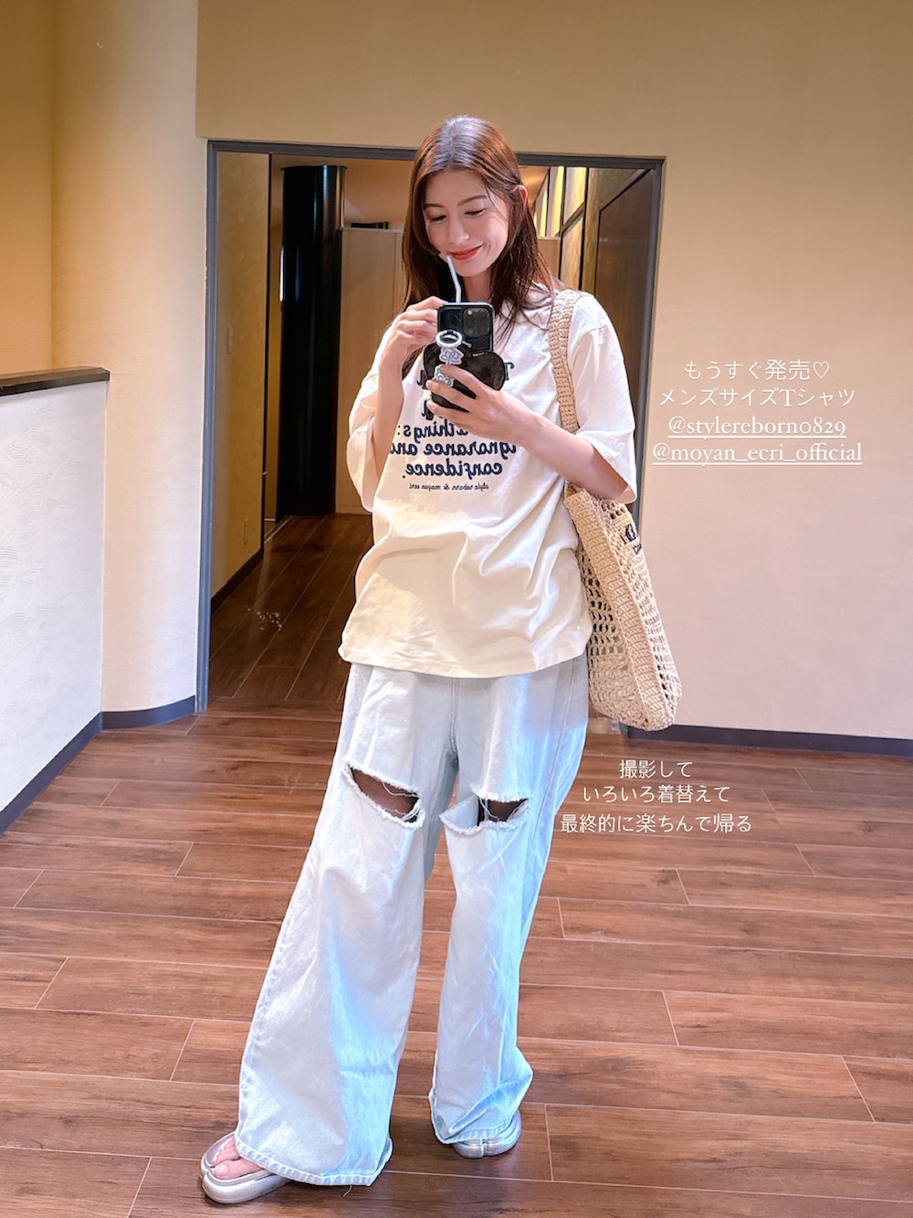 ブルー系のデニムパンツ、ホワイト系のトップス、シルバー系のサンダルを着用したレディースの夏コーディネートの2枚目の写真