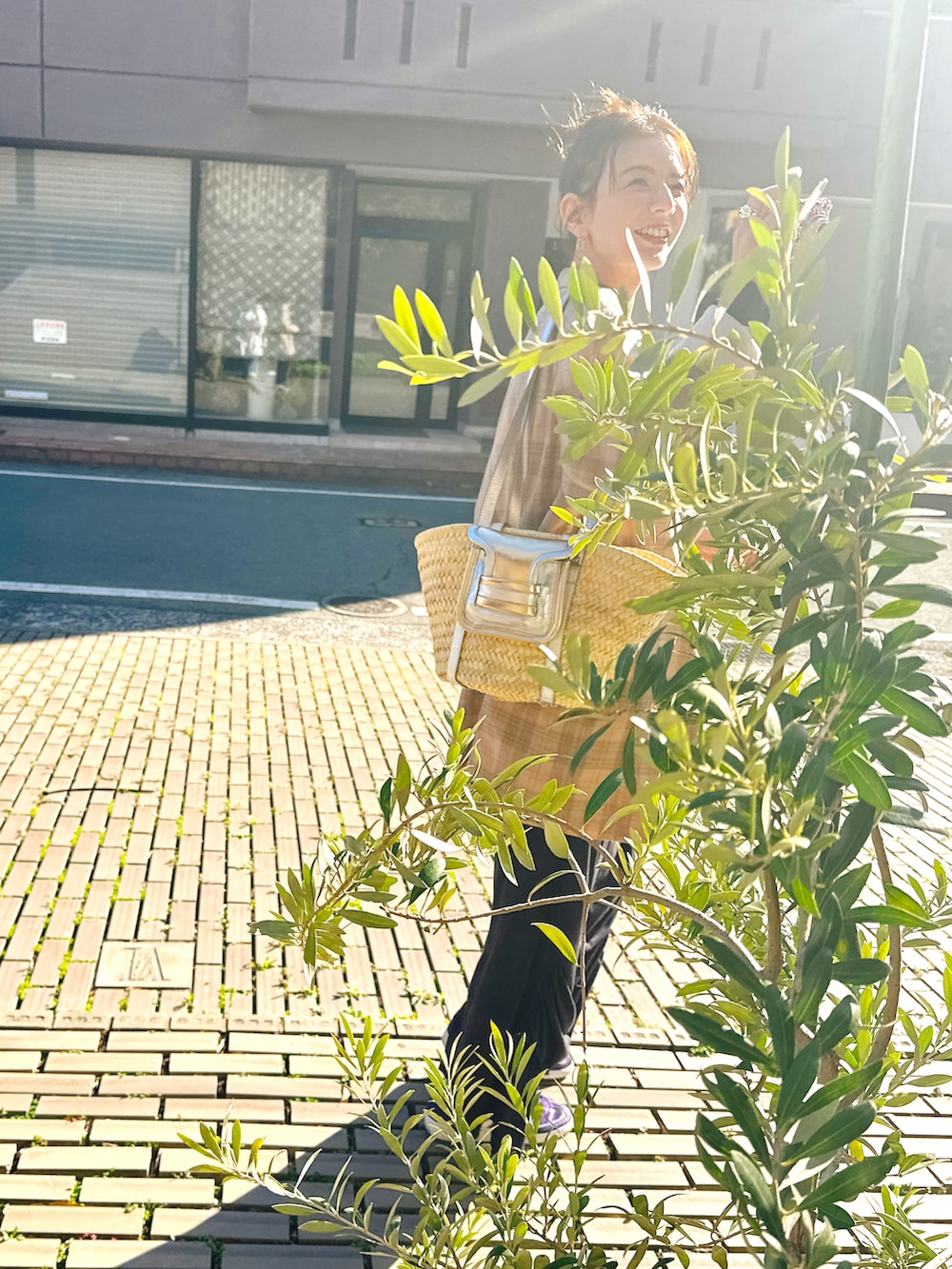 ブルー系のワンピース、ベージュ系のテーラードジャケット、パープル系のシューズを着用したレディースの春コーディネートの3枚目の写真