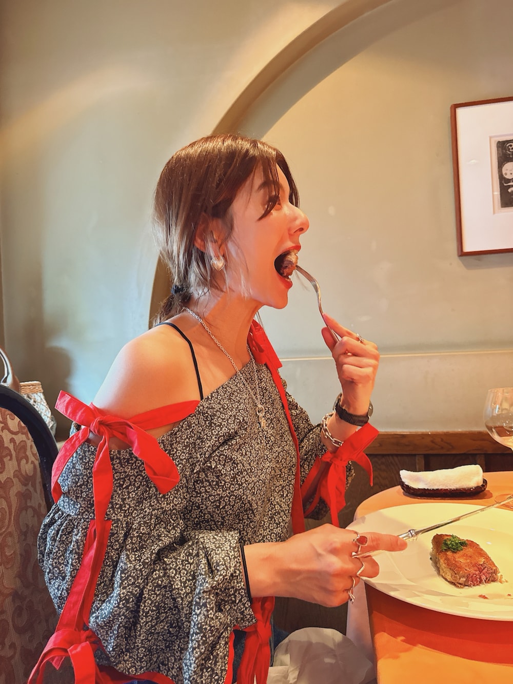 ブラック系のシャツ/ブラウスを着用したレディースの夏コーディネートの2枚目の写真