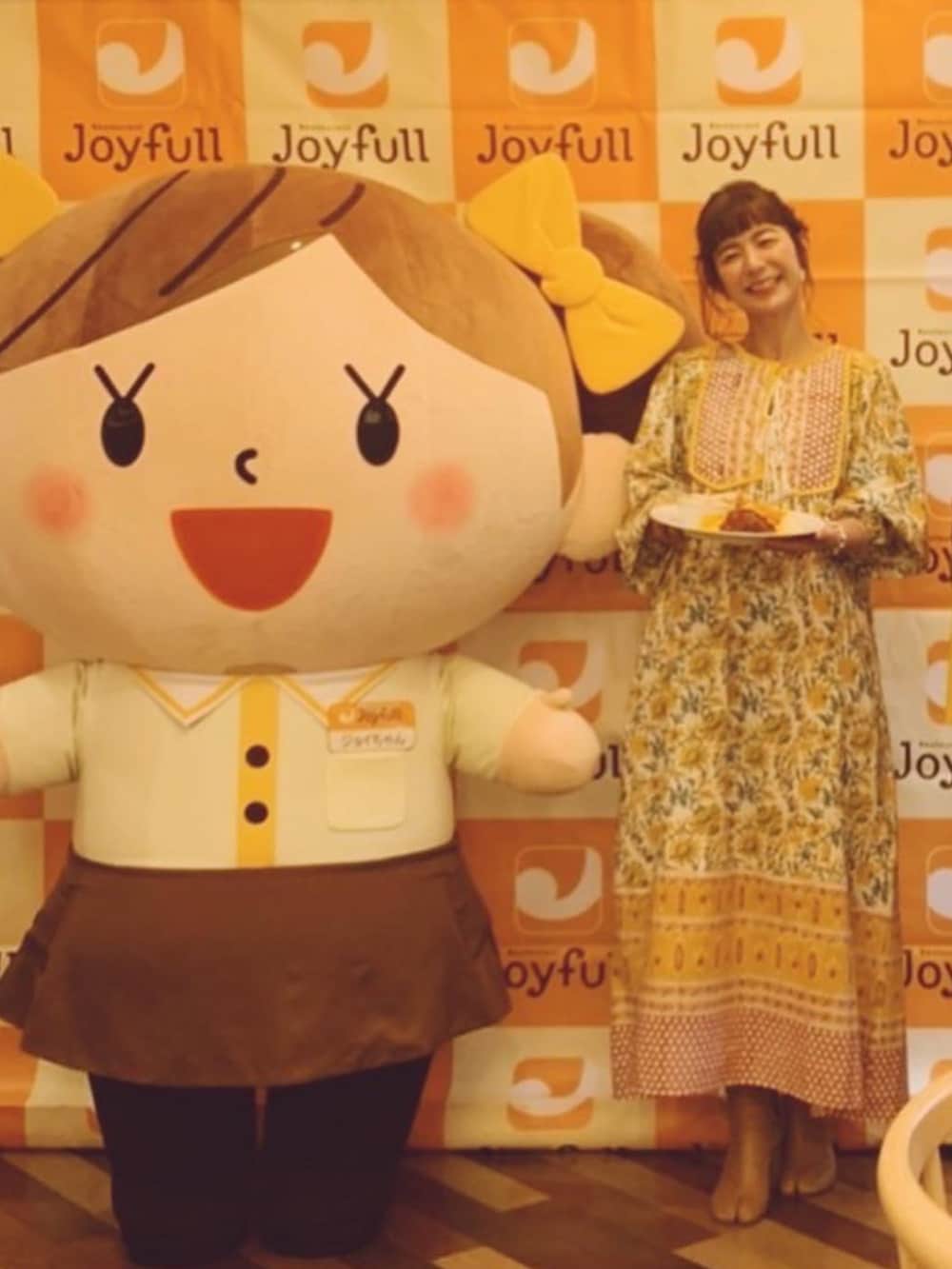 イエロー系のワンピース、ベージュ系のブーツを着用したレディースの秋コーディネートの2枚目の写真