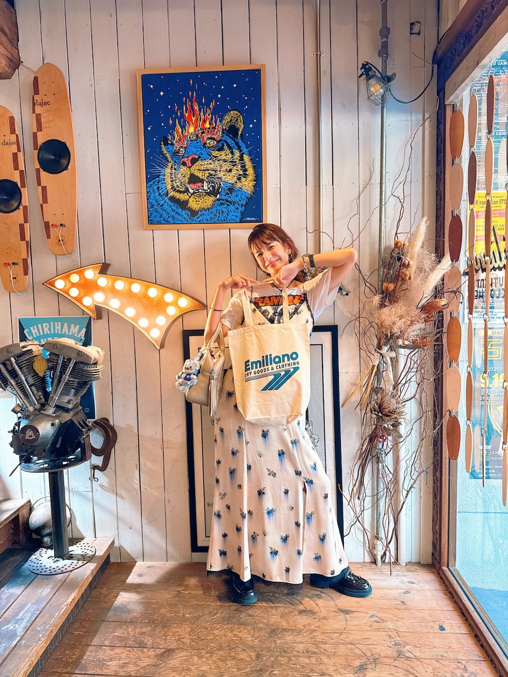 ホワイト系のワンピース、ブラウン系のローファー、ブラック系のネックレスを着用したレディースの秋コーディネートの2枚目の写真